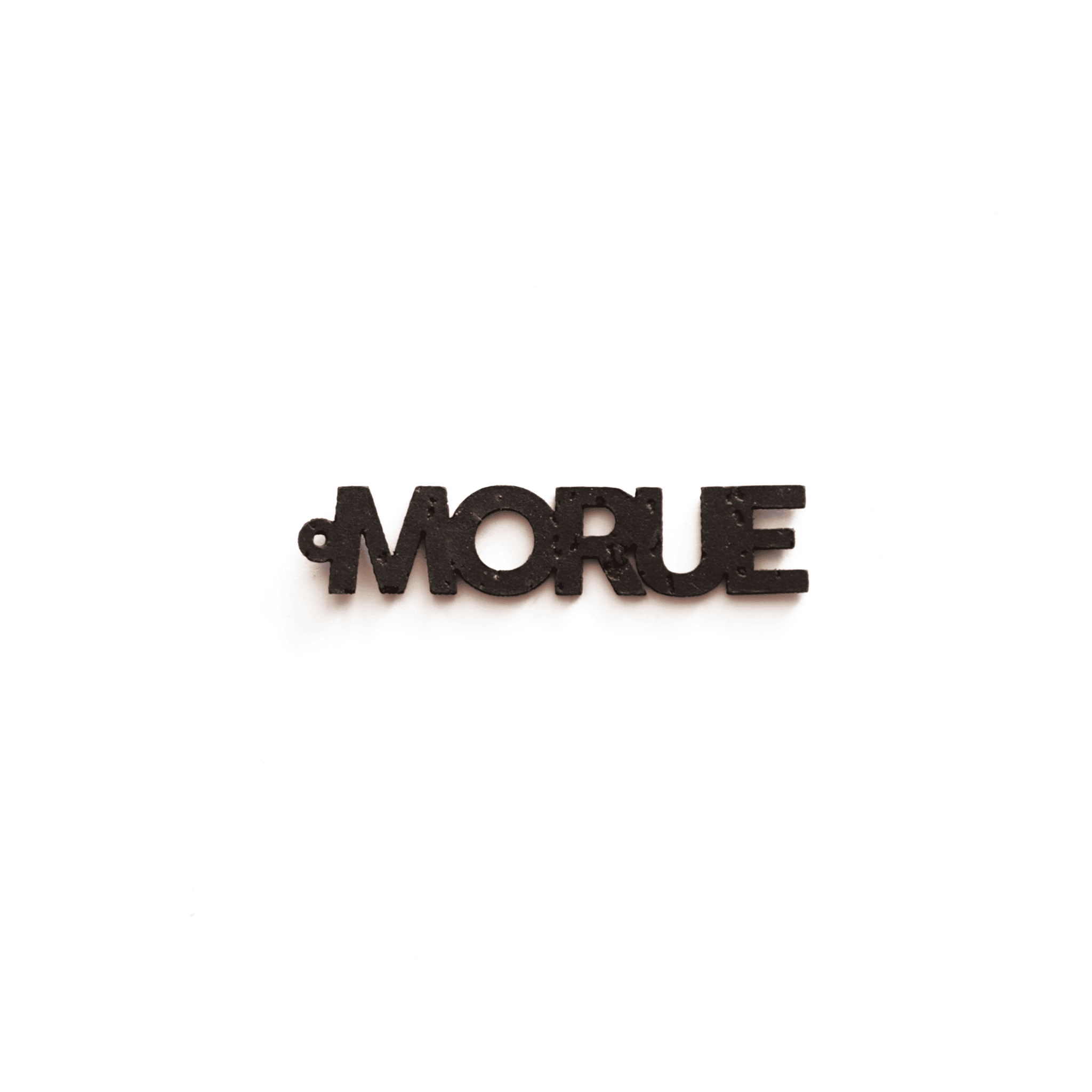 Breloque noire avec le mot "MORUE" découpé, en matériau vegan, vue de face sur fond blanc, bijou éthique et personnalisable de Matcha Paris.