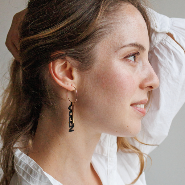 Breloque Queen en liege dore avec etoile jaune, pour creoles Matcha Paris – bijou vegan et solaire pour femmes qui regnent sans couronne.