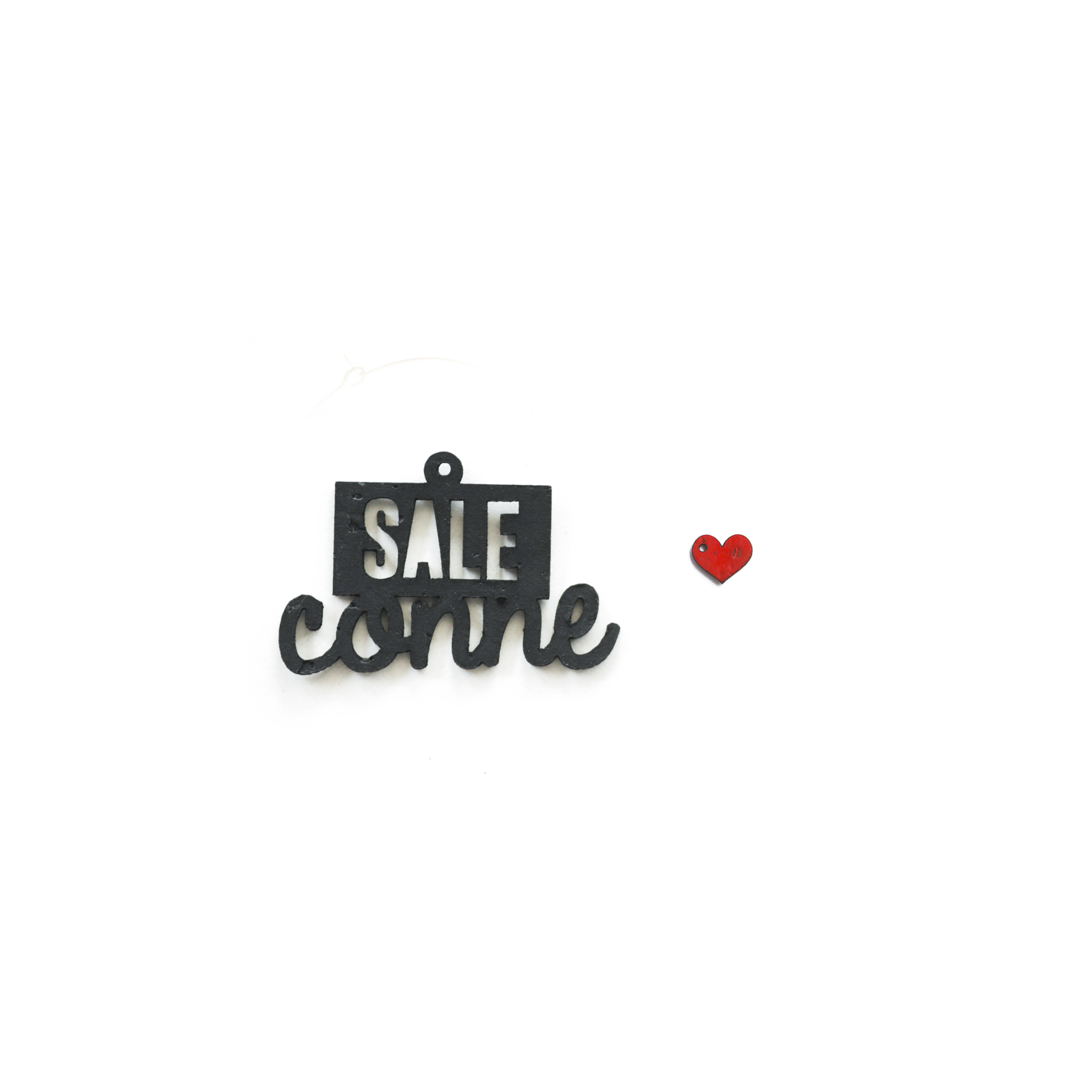Breloque message "Sale conne" en noir avec petit coeur rouge, pendentif pour creoles interchangeables, bijou feministe provocant et empowering.