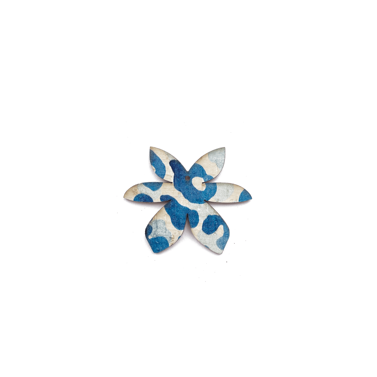 Breloque boucles d oreilles depareillees motif bleu et blanc leopard
