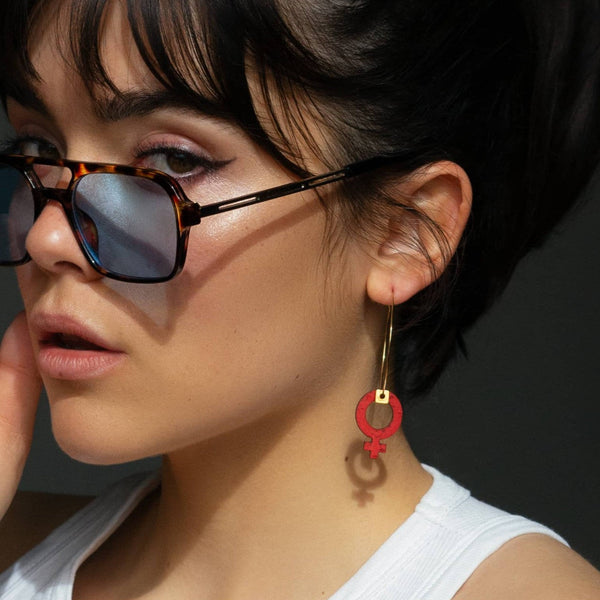 Breloque rouge en forme du symbole féminin, à accrocher sur vos créoles pour un bijou féministe, personnalisable et made in France.