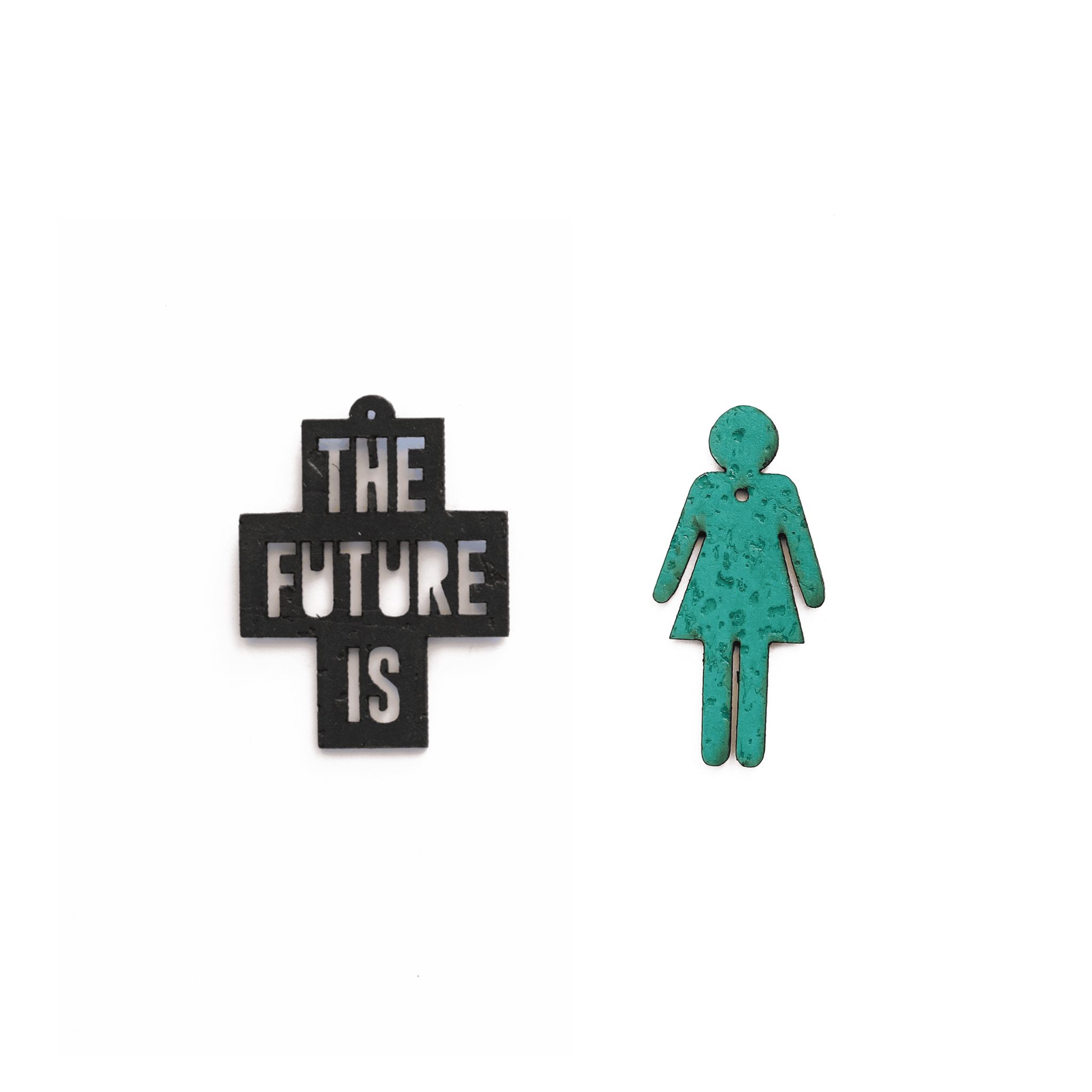 Breloques feministes The Future Is Female avec symbole feminin vert, bijoux asymetriques artisanaux Matcha Paris