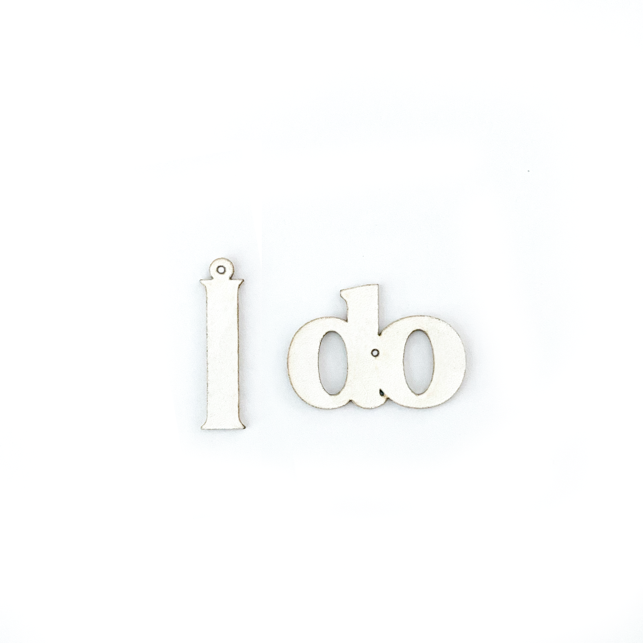 Breloques en cuir blanc "I do" pour créoles de mariage – accessoires personnalisés et symboliques pour la future mariée, parfaits pour un look de noces original et élégant.