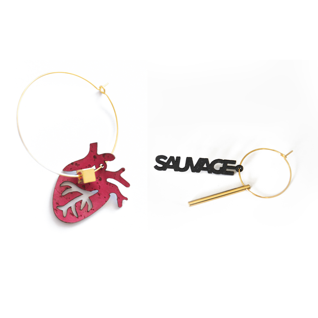 Boucles d’oreilles dépareillées avec charm cœur anatomique rouge et charm noir "Sauvage", montées sur créoles dorées, créées par Matcha Paris