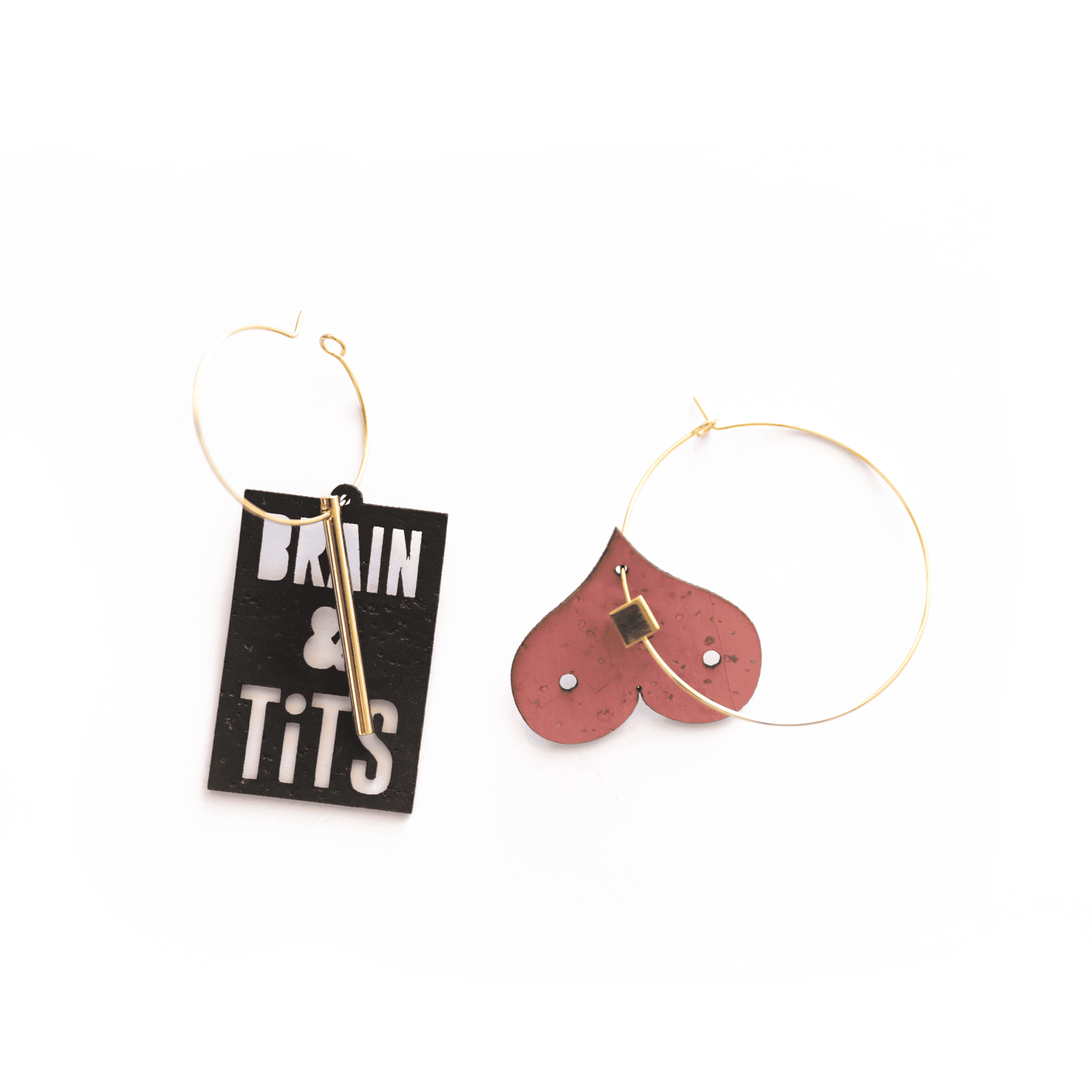 Boucles d’oreilles asymétriques dorées : une créole avec breloque noire "Brain & Tits" et une créole assortie avec pendentif rouge en forme de poitrine stylisée. Bijoux féministes, personnalisables et fabriqués en France.