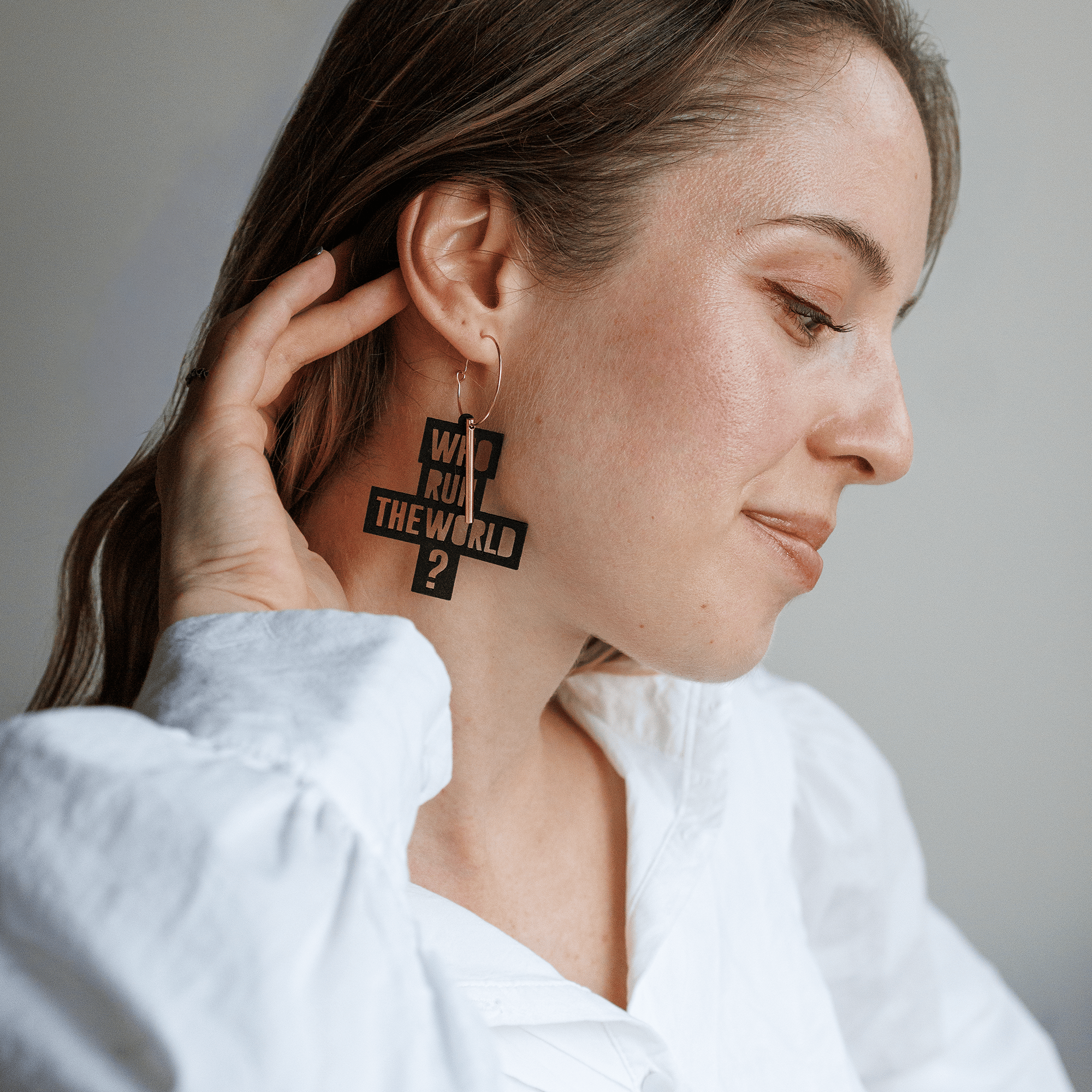 Creoles et breloque de la celebre chansons de Beyoncé, "who run the world ?" "girls"