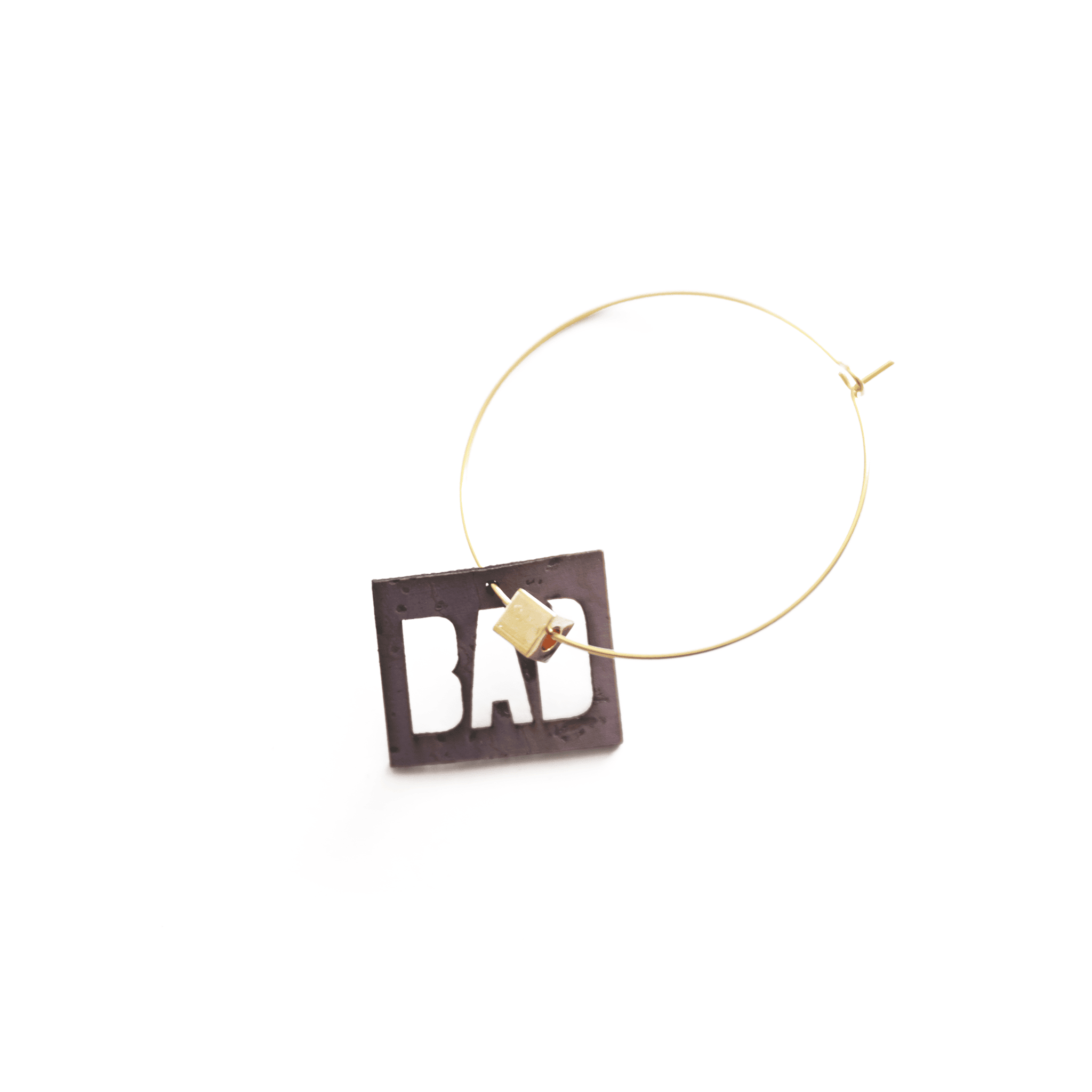 Breloque violette avec inscription "BAD", bijou interchangeable fabriqué en France, à mixer avec d’autres charms Matcha Paris.