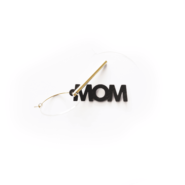 Breloque noire "MOM" en matière vegan, bijou interchangeable fabriqué en France, parfait pour un look personnalisé ou un message affectif.