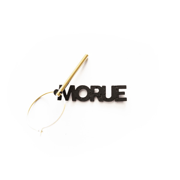 Breloque "MORUE" noire en matière vegan, photographie en gros plan sur fond blanc, bijou interchangeable et fabriqué en France.