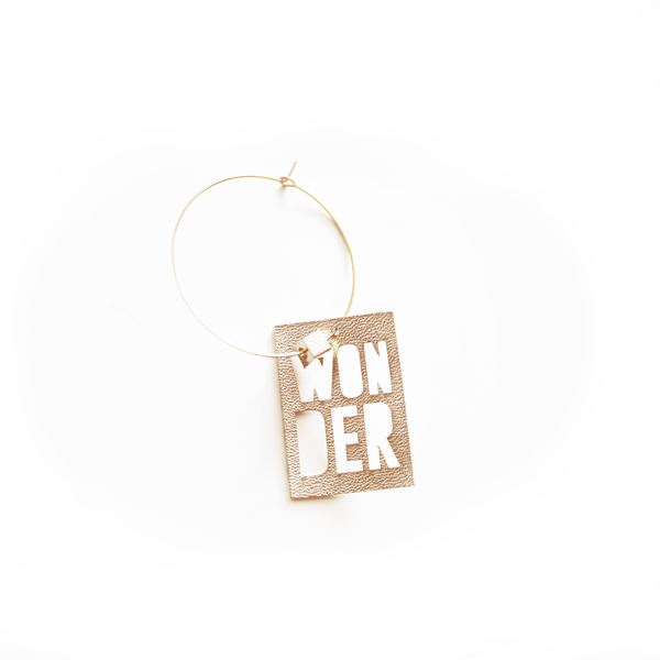 Breloque "WONDER" en cuir doré vegan, texture grainée, à associer avec des créoles personnalisables Matcha Paris, photographie produit claire et nette