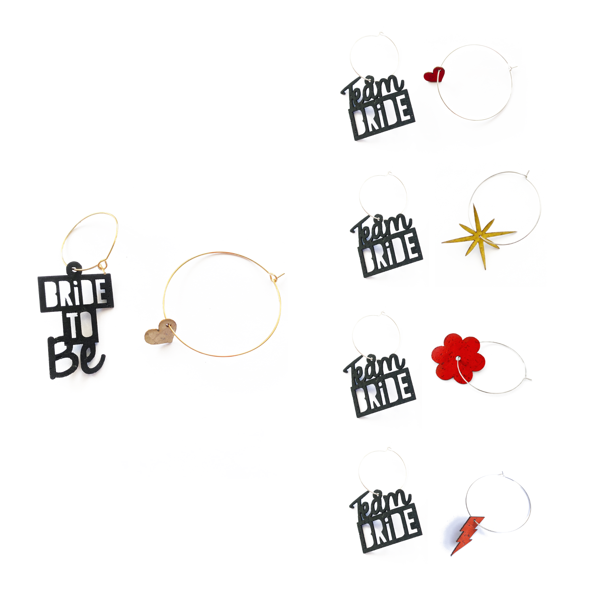 Coffret EVJF Essentiel boucles d'oreilles dépareillées : créoles dorées Bride to Be et Team Bride avec charms cœur, fleur, éclair et étoile, bijou mariage artisanal rock.