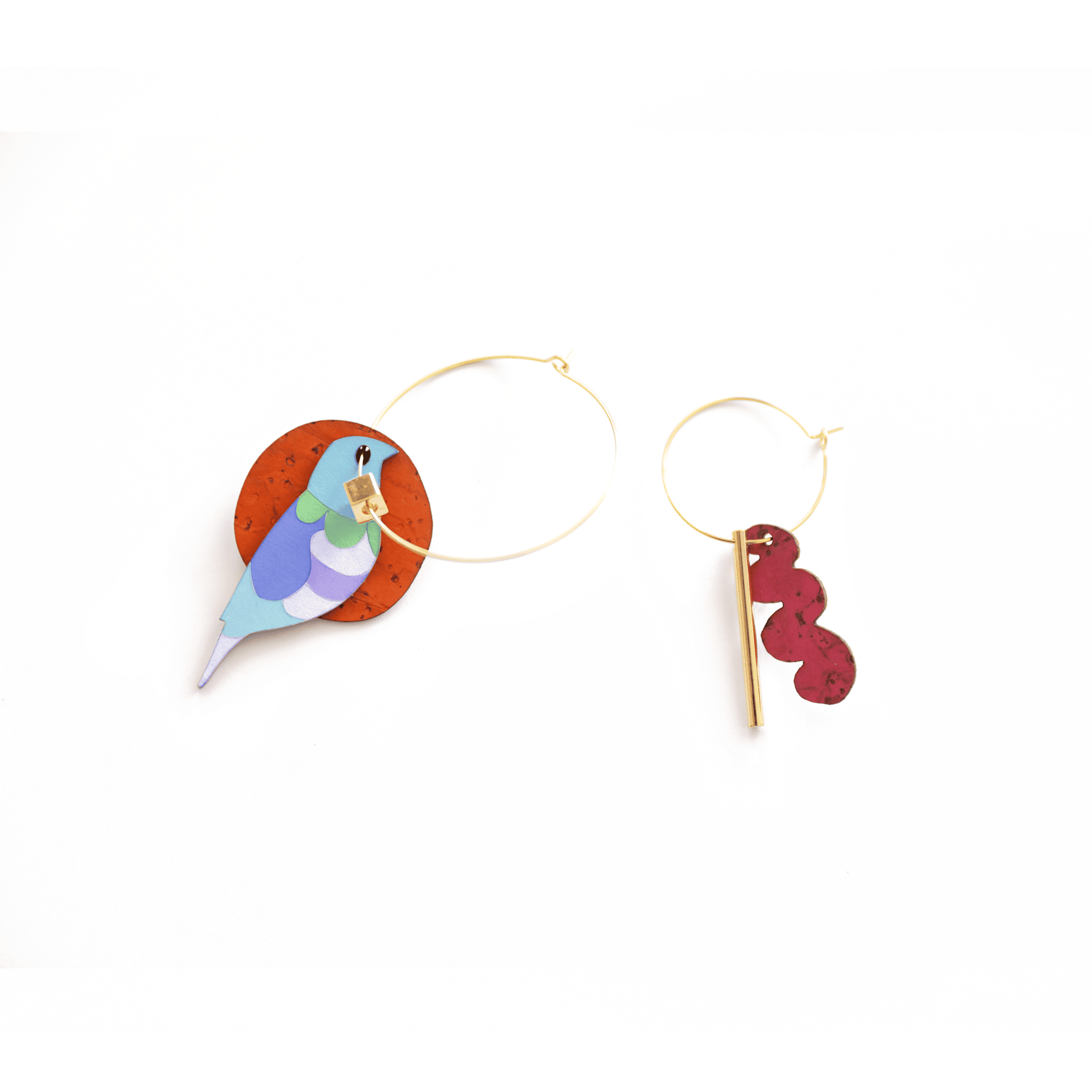 Kit bijou personnalisé Bird : créez vos boucles d’oreilles avec des formes en liège recyclé et un oiseau en papier à peindre, signé Matcha Paris, mode éthique et fun.