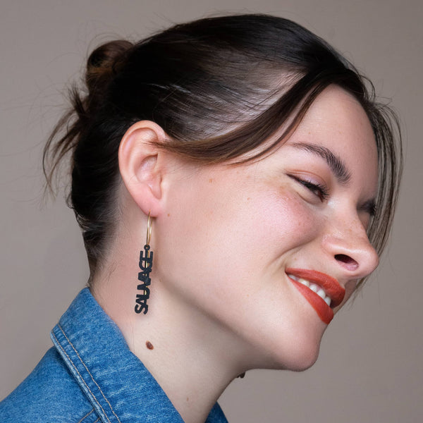 Célébrez la beauté naturelle avec les boucles d'oreilles dépareillées "Fleur Sauvage"