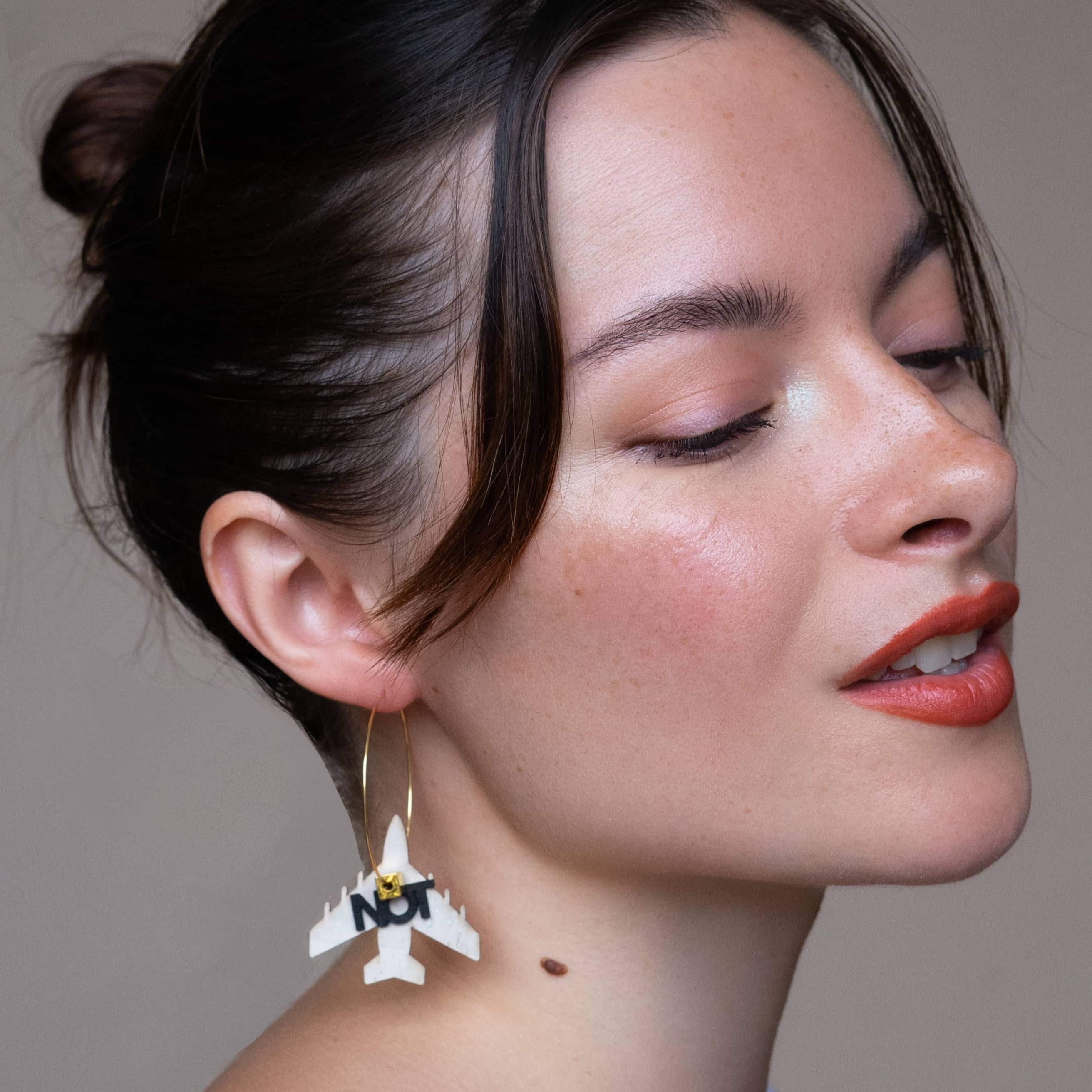 Femme portant les creoles Make Love Not War de Matcha Paris, bijoux roses vegan et engages, pour femmes qui preferent l’amour aux dramas, made in France.