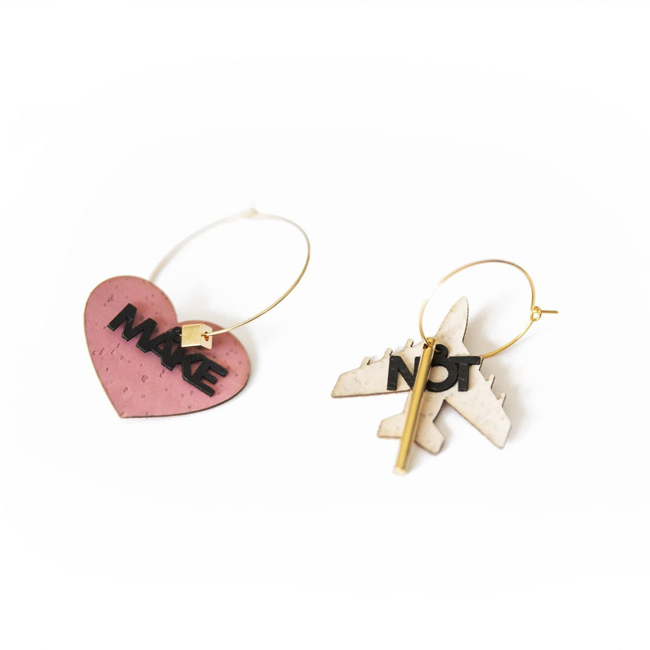 Femme portant les creoles Make Love Not War de Matcha Paris, boucles doreilles roses en liege recycle, bijoux vegan et made in France pour femmes cool, libres et sans drama.