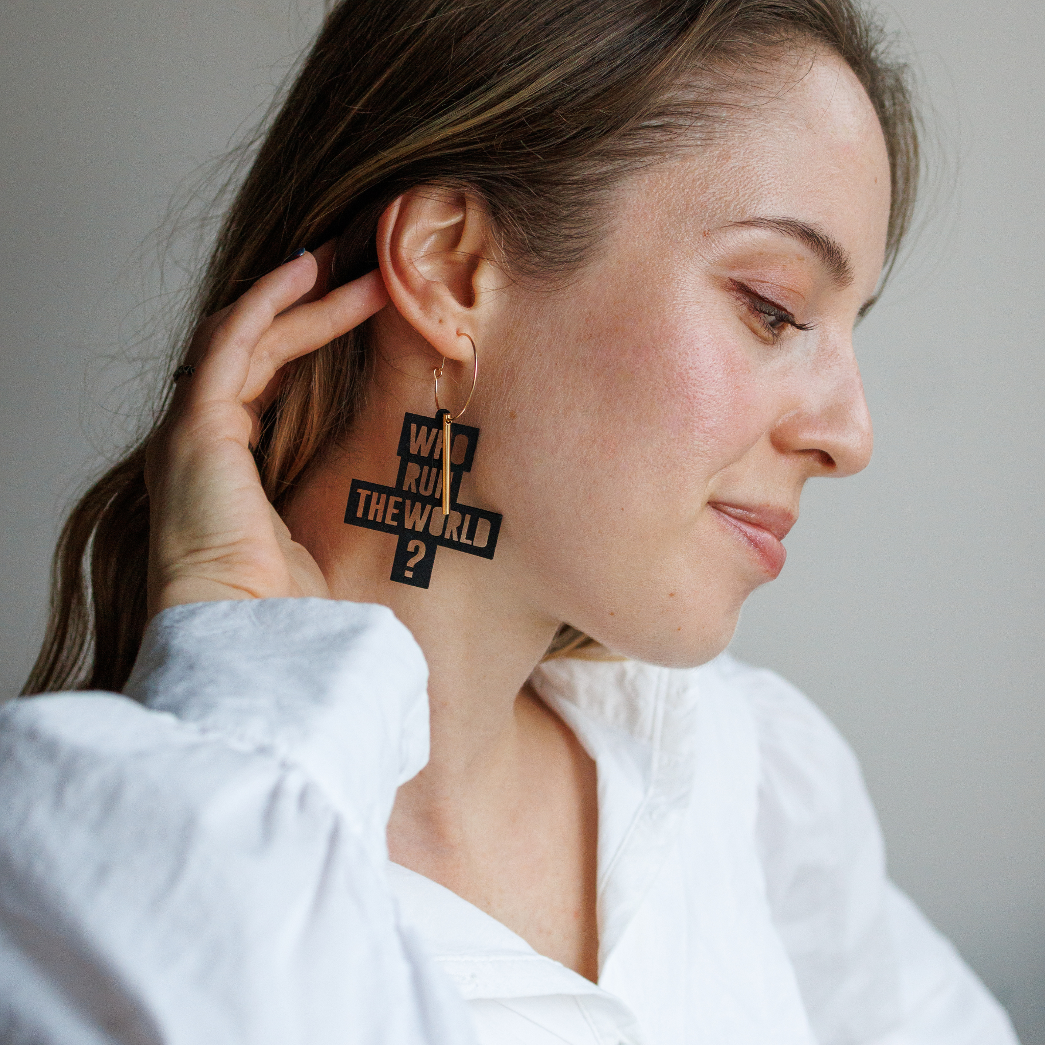 Femme portant les creoles Ni Parfaite Ni Refaite de Matcha Paris, bijoux dorees vegan et engages, pour femmes vraies, libres et sans filtre, made in France.