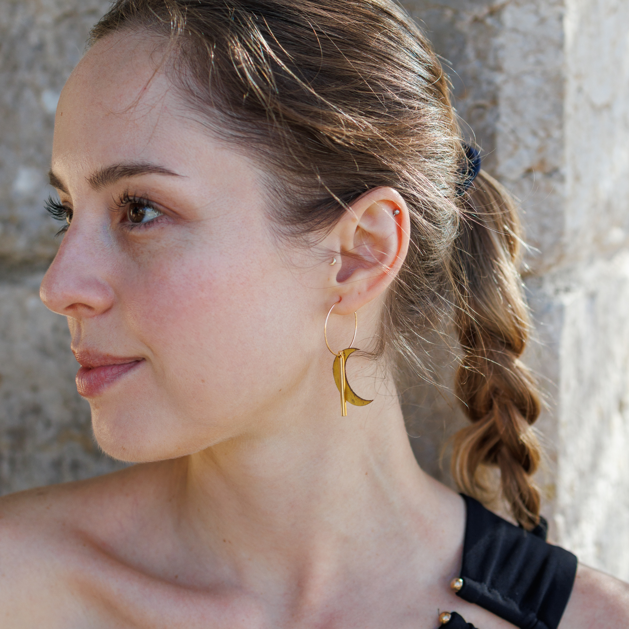 Femme portant les creoles Walking On The Moon de Matcha Paris, boucles doreilles argentees en matiere recyclee, bijou vegan et fabrique en France.