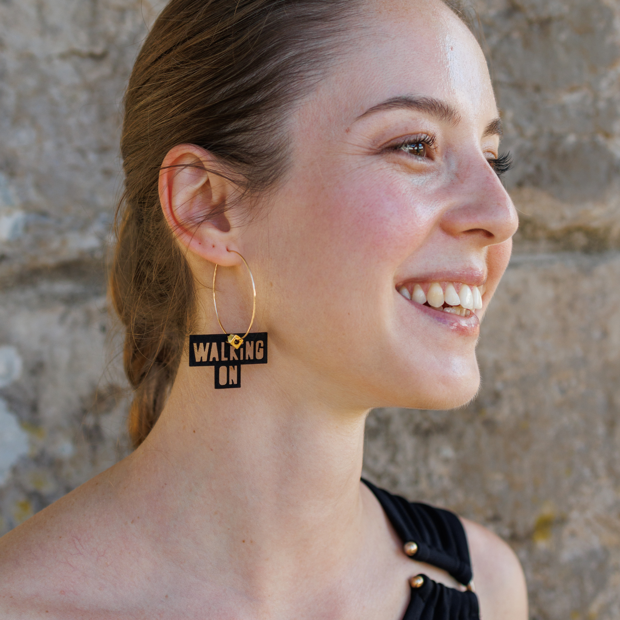 Femme portant les creoles Walking On The Moon de Matcha Paris, bijoux argentees vegan et engages, pour reveuses assumees, fabriquees en France.