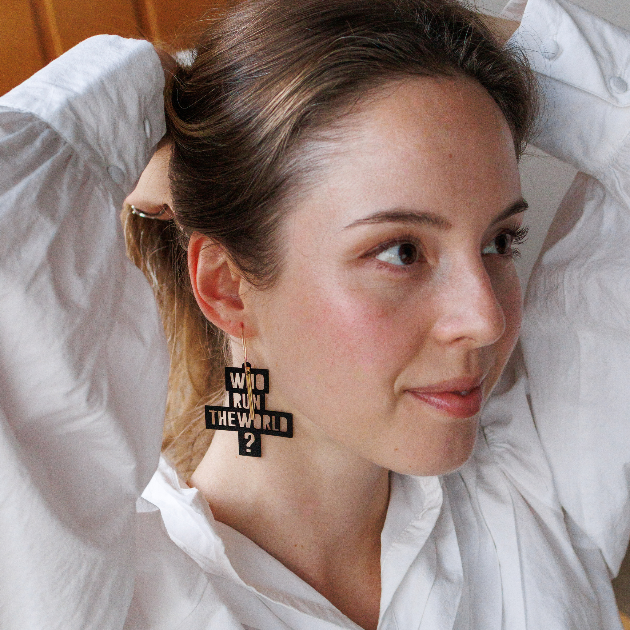 Femme portant les creoles Who Run The World de Matcha Paris, boucles doreilles turquoise en matiere recyclee, bijou vegan et fabrique en France.