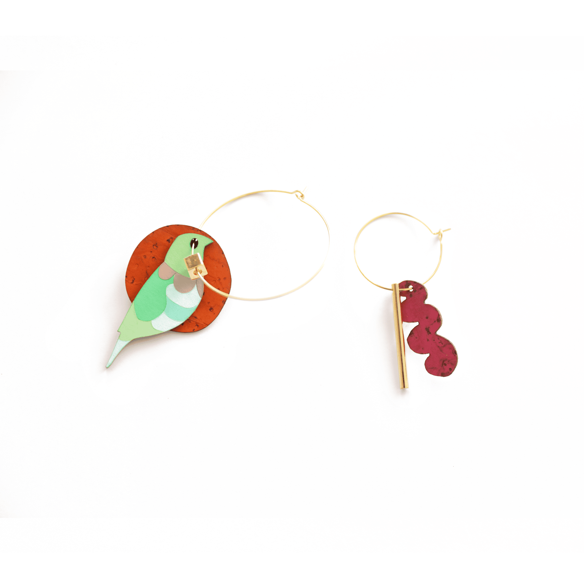 Boucles d’oreilles asymétriques à faire soi-même, oiseau en bois et éléments en liège, coffret DIY Matcha Paris