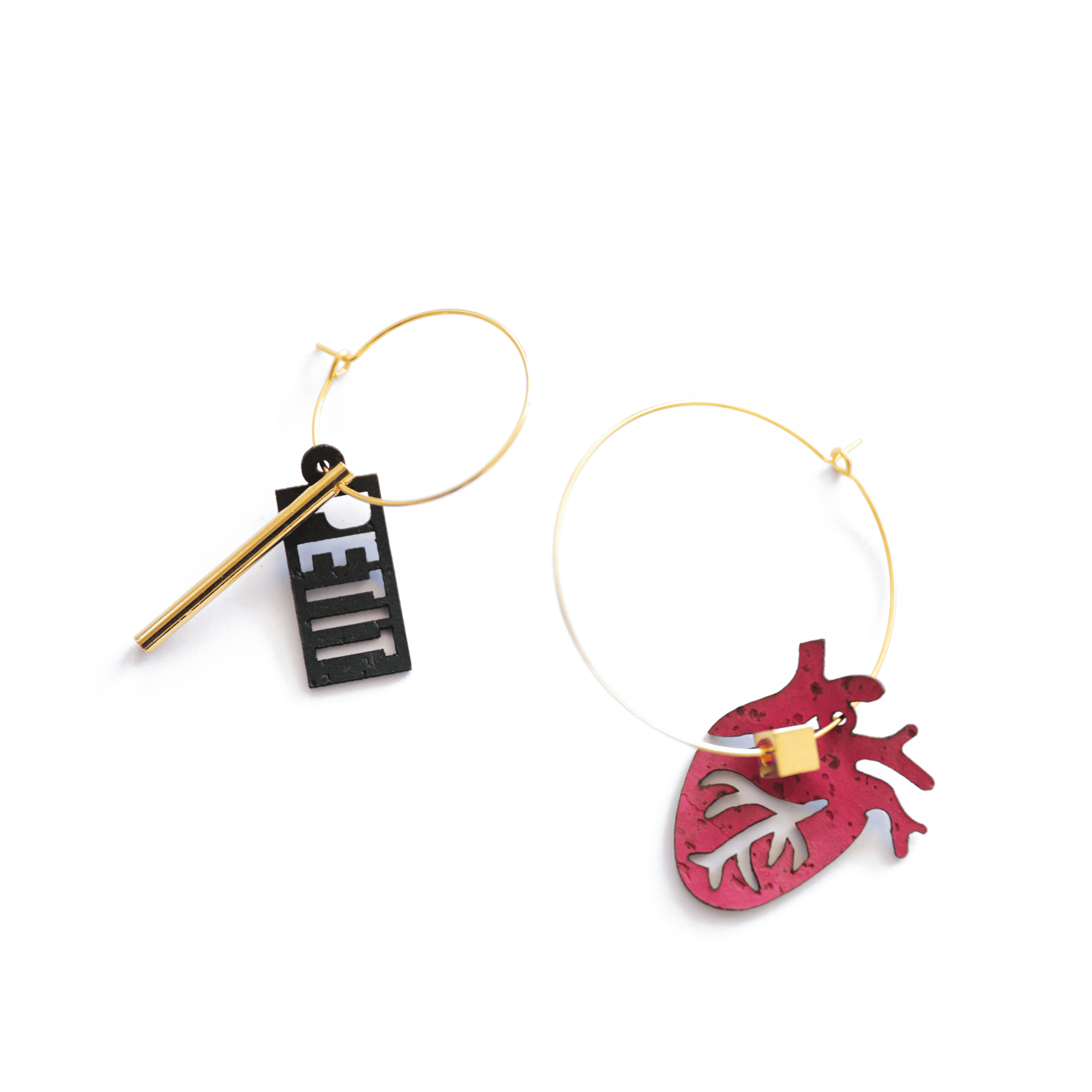 Paire de créoles asymétriques dorées avec charms "PETIT" noir et cœur anatomique rouge, fabriquées en France par Matcha Paris