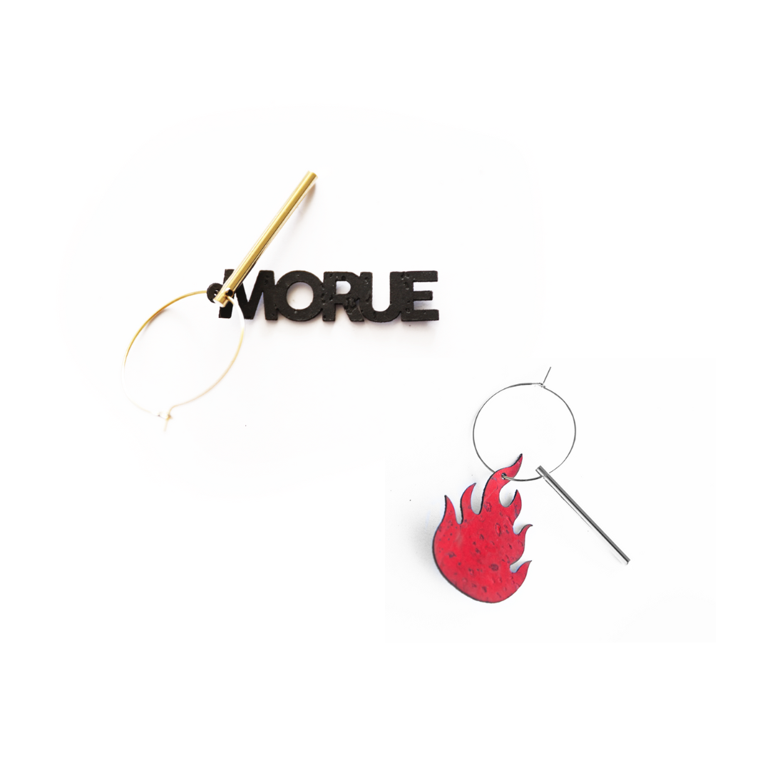 Paire de créoles dépareillées Matcha Paris : l’une avec le mot “Morue” noir en lettres découpées, l’autre avec un charm flamme rouge – bijoux personnalisables et fabriqués en France