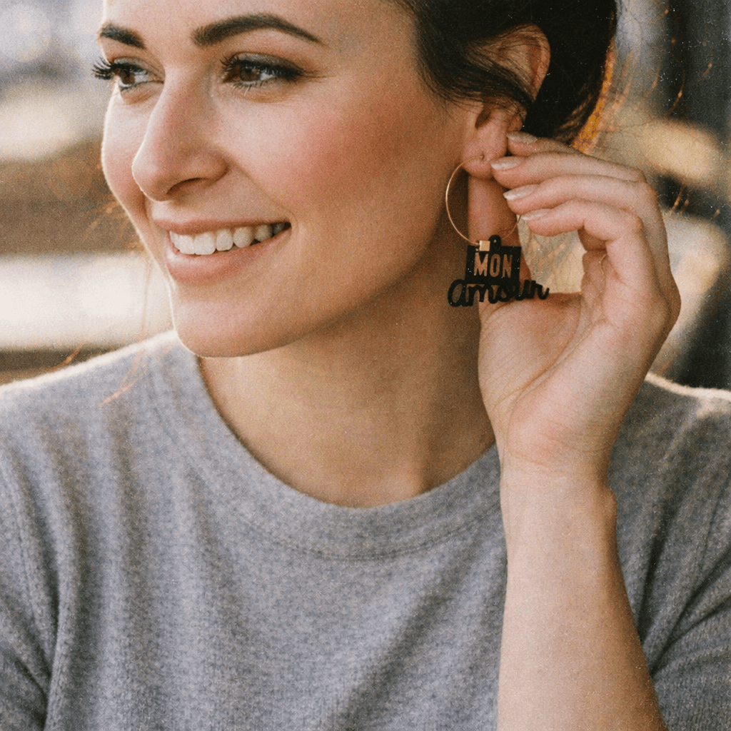 BOucles d'oreilles dépareillées "Mon amour" avec un coeur rouge pour la Saint Valentin