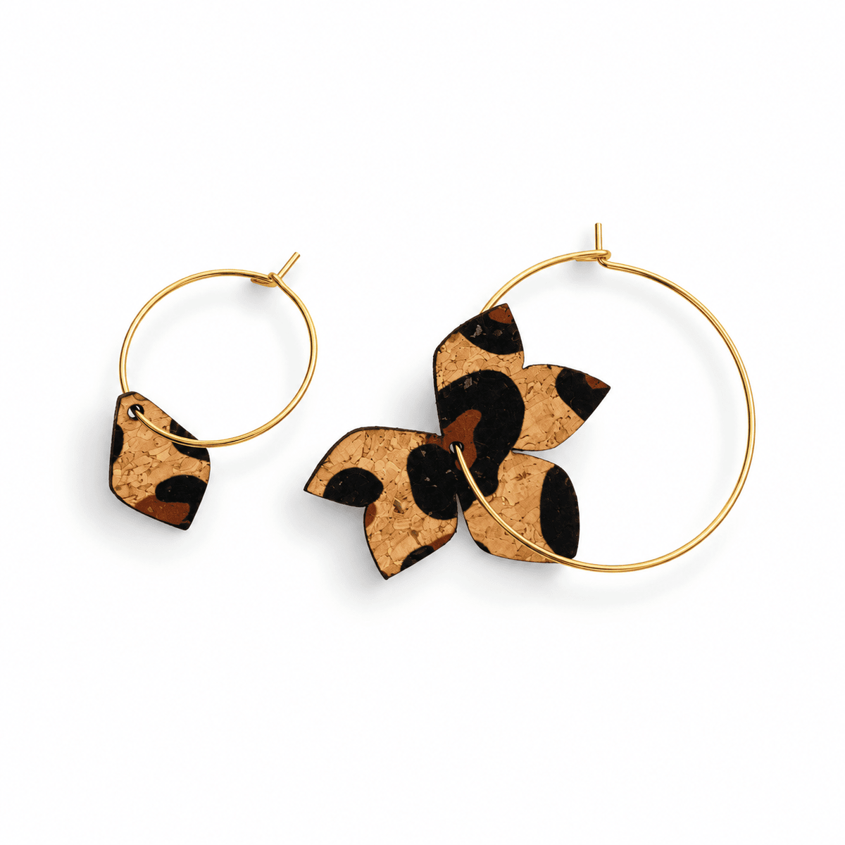 boucles d'oreilles dépareillées Eve & Adam Essentiel version dorée, créoles en liège imprimé animalier et acier inoxydable doré