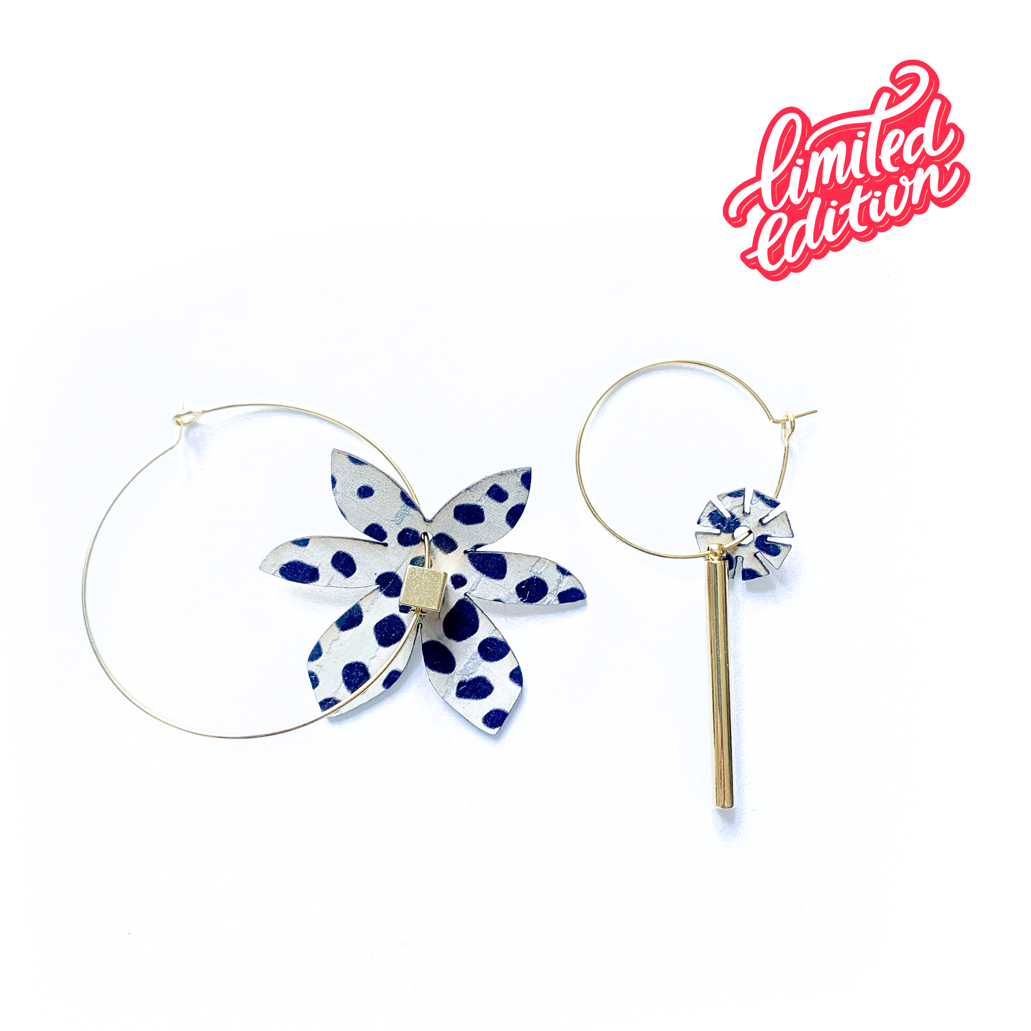 Découvrez les boucles d'oreilles dépareillées motifs blancs à pois noirs ultra graphiques