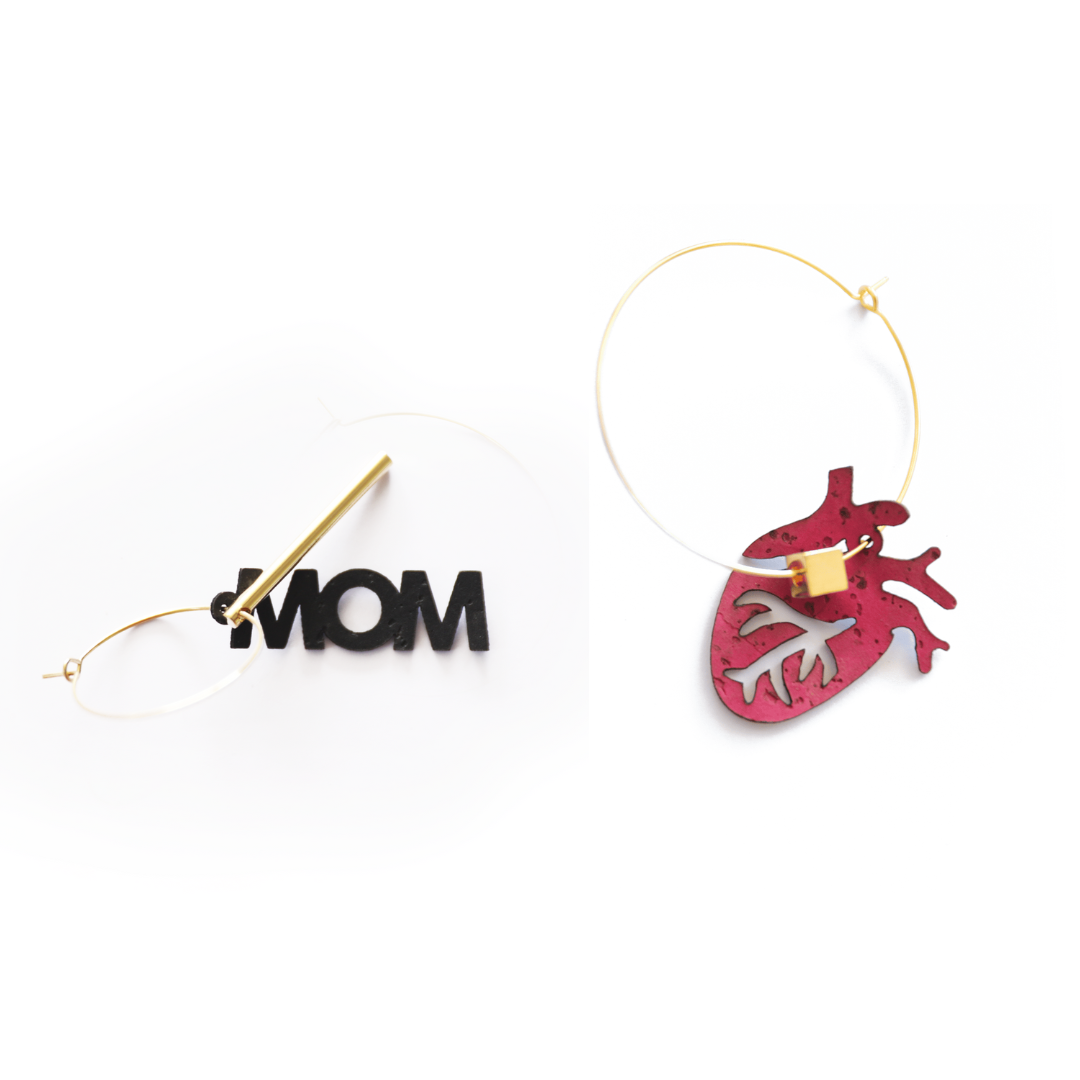 Boucles d’oreilles dépareillées avec un charm "MOM" noir et un charm cœur anatomique rouge, montées sur créoles dorées – idée de cadeau original pour la fête des mères, signé Matcha Paris