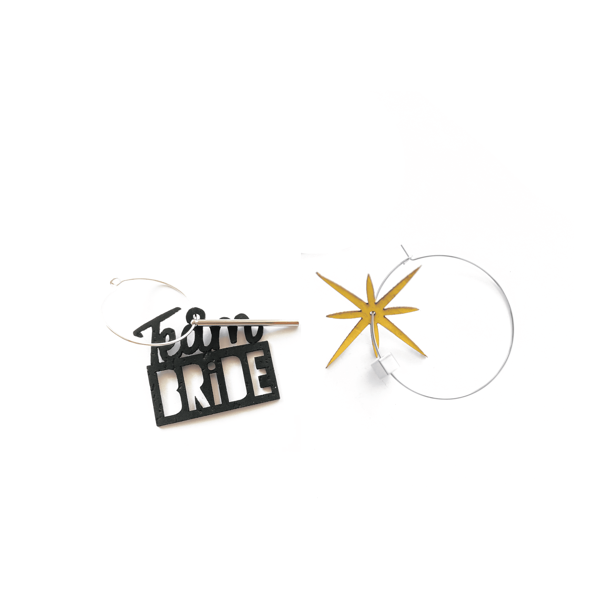 Boucles d'oreilles dépareillées Team Bride : créoles argentées charm texte noir et étoile dorée, bijou EVJF invitée artisanal rock fait en France.