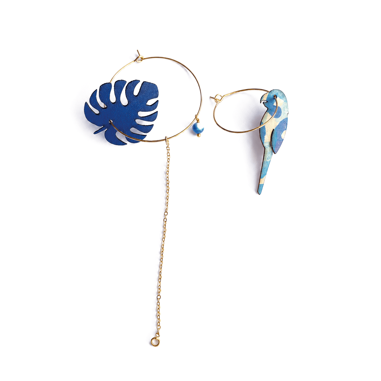 Packshot boucles d'oreilles dépareillées Massalia – créoles dorées monstera bleu cobalt et perroquet tropical liège – Matcha Bijoux