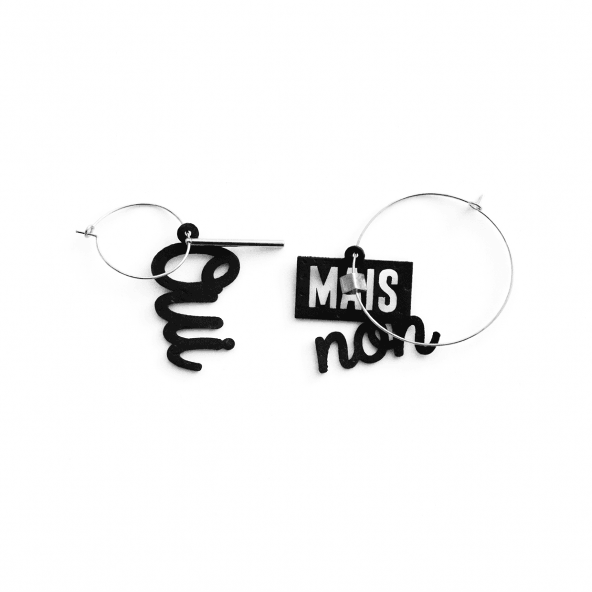 Boucles d oreilles depareillees argent Oui mais non, creoles asymetriques en laiton dore avec message typographique noir, bijou original et engage sur fond blanc.