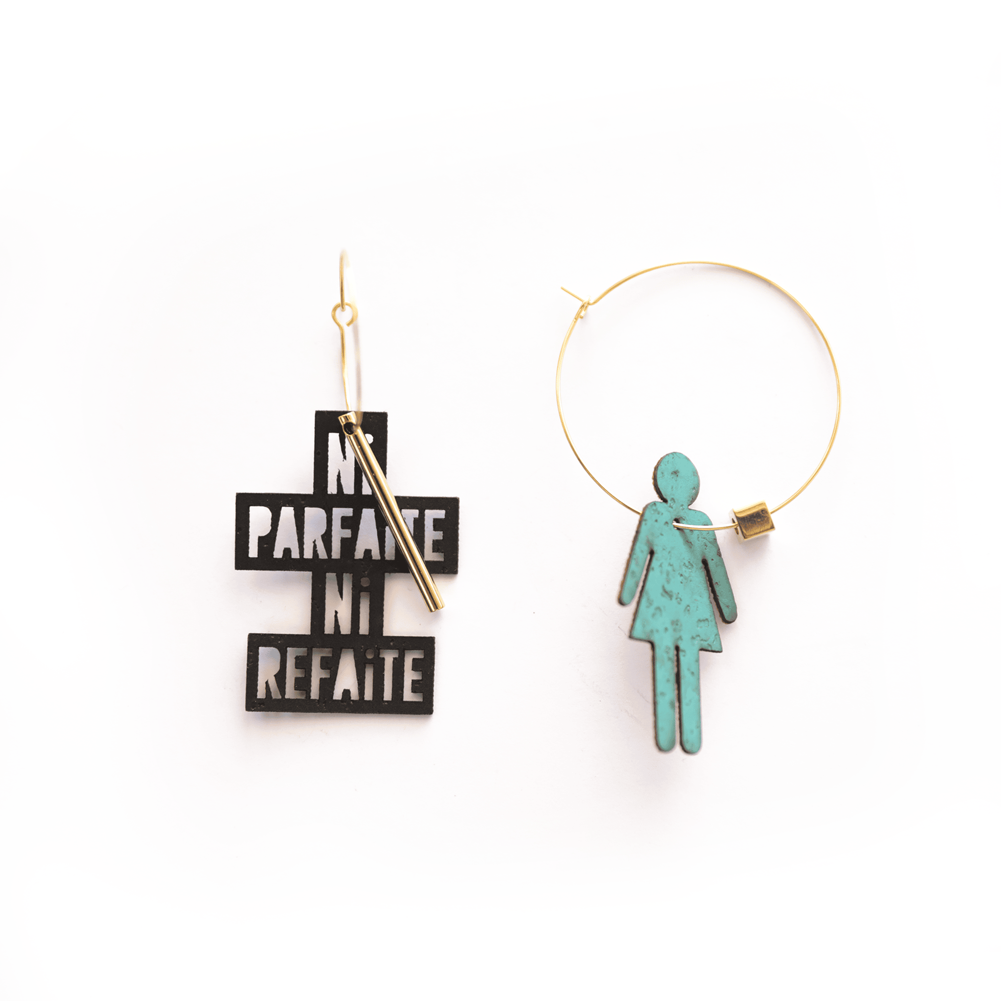 Boucles d’oreilles asymétriques dorées : une créole avec breloque noire "Ni parfaite ni refaite" et une créole avec pendentif turquoise en forme de silhouette féminine. Bijoux personnalisables fabriqués en France.