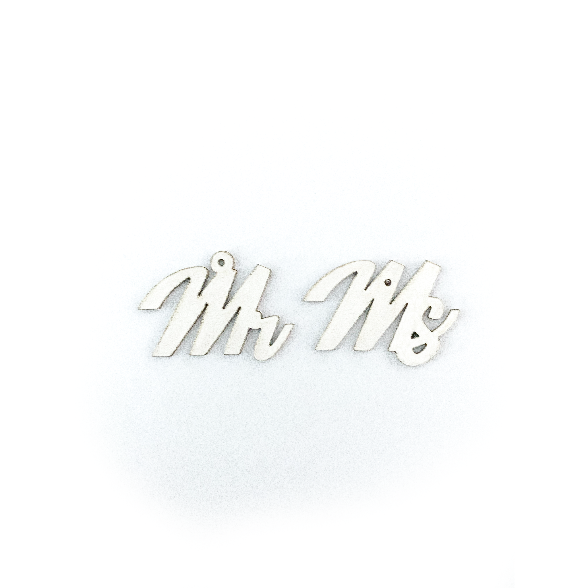 Breloques "Mr and Ms" en cuir blanc pour boucles d’oreilles personnalisées – accessoires de mariage originaux et symboliques, parfaits pour célébrer les amoureux avec style.