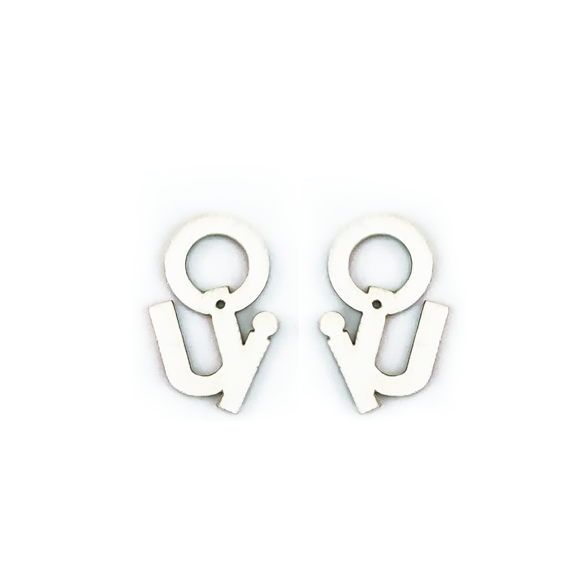 Créoles asymétriques avec breloques "OUI" en cuir blanc – bijoux personnalisés faits main pour mariage civil, fiançailles ou demande originale, fabriqués en France avec amour.
