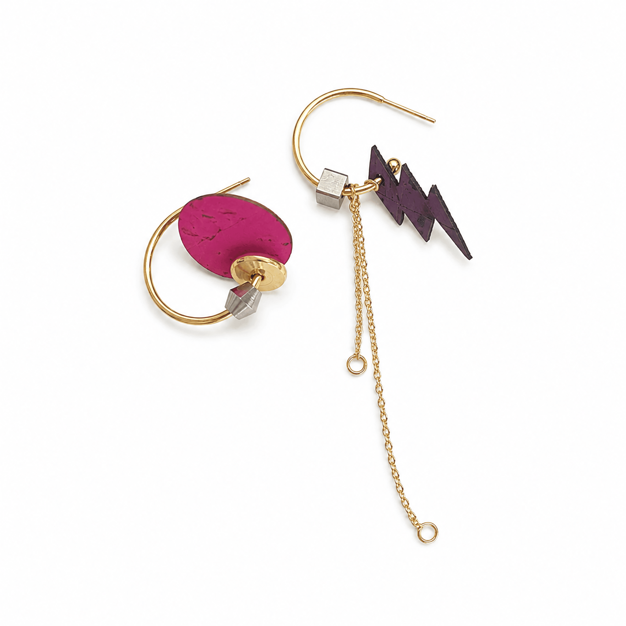 Créoles asymétriques Adèle & François — breloque ronde en liège rose et éclair en liège violet avec chaînettes, créoles ouvertes dorées 20 mm — Matcha Paris