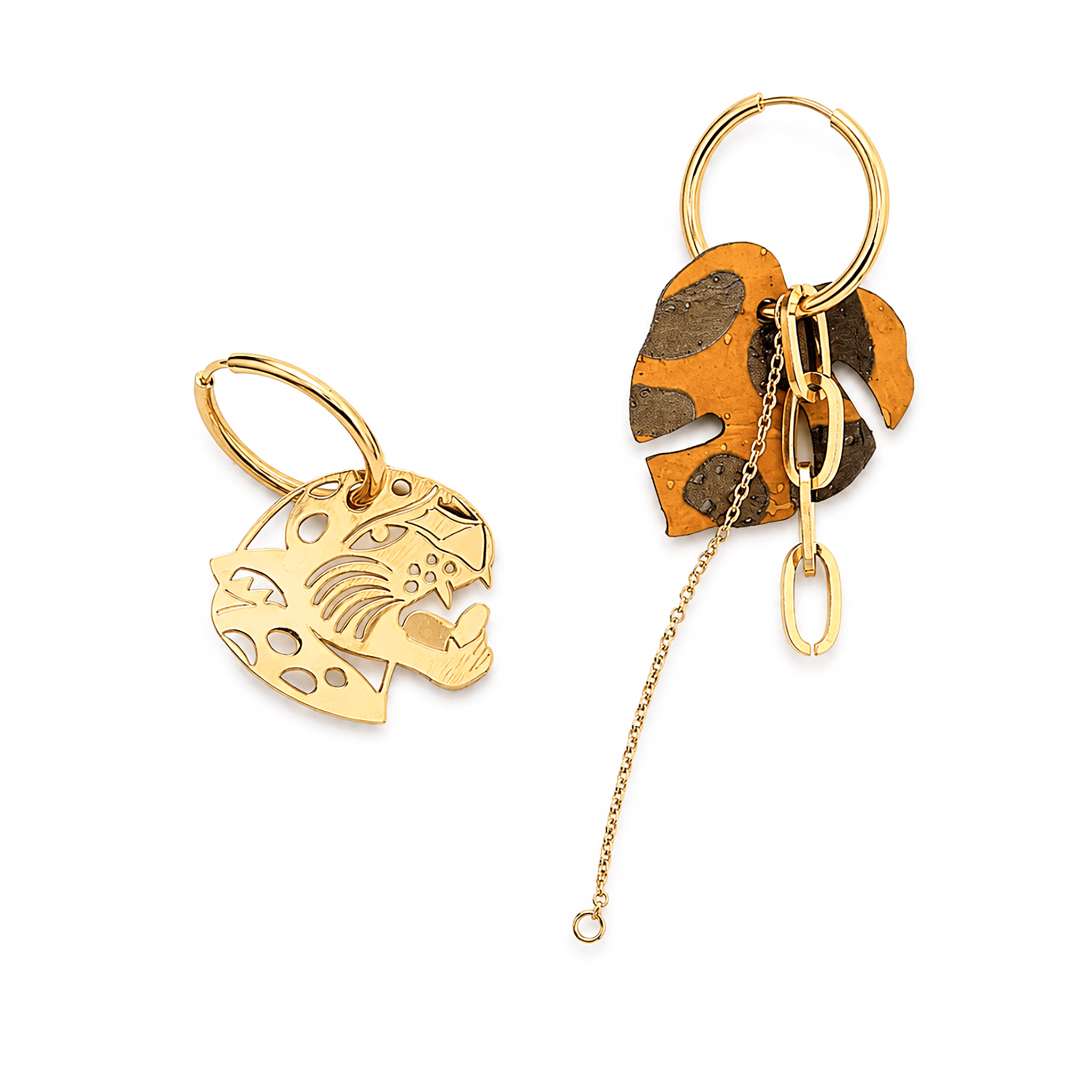 Boucles d'oreilles dépareillées Amal & George — tête de tigre acier doré et monstera liège ocre créoles 22mm Matcha Bijoux