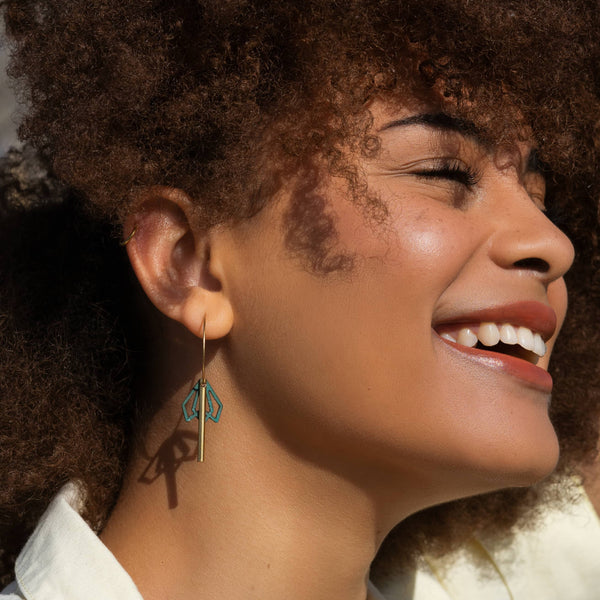 Créoles turquoise asymétriques – design audacieux et responsable