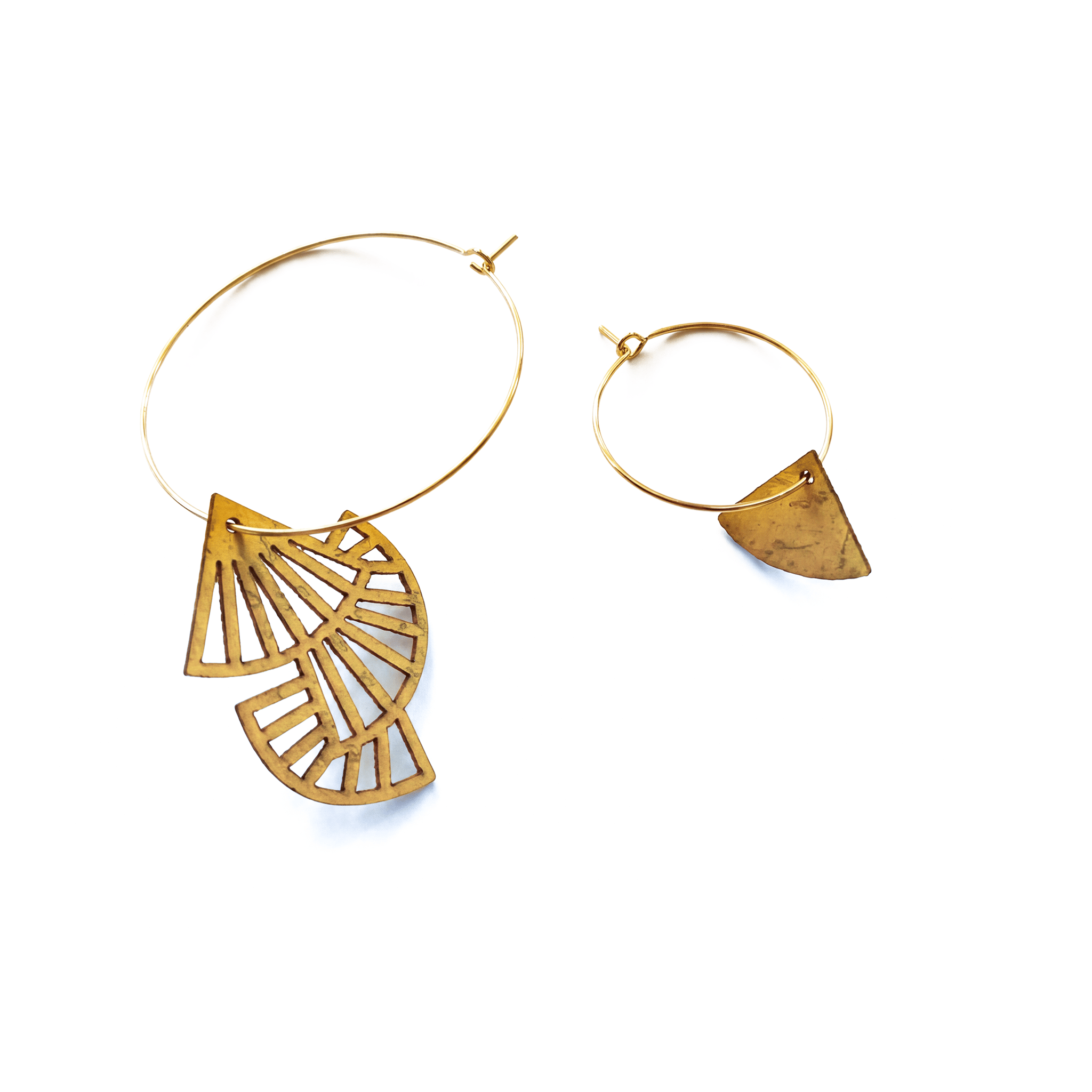 boucles d’oreilles dépareillées dorées avec breloques coquillage créoles asymétriques en acier inoxydable sur fond blanc