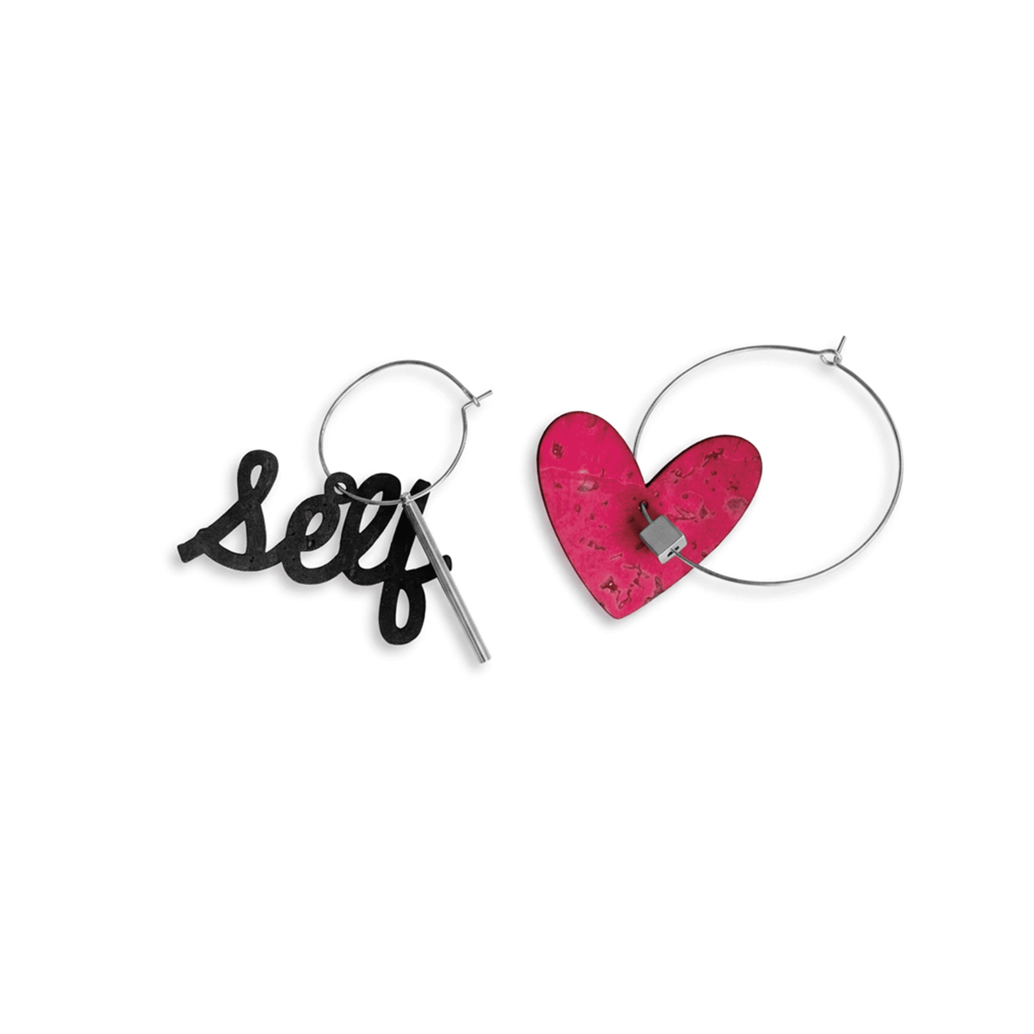 boucles d’oreilles dépareillées self love avec cœur rose et créoles argent asymétriques en acier inoxydable sur fond blanc