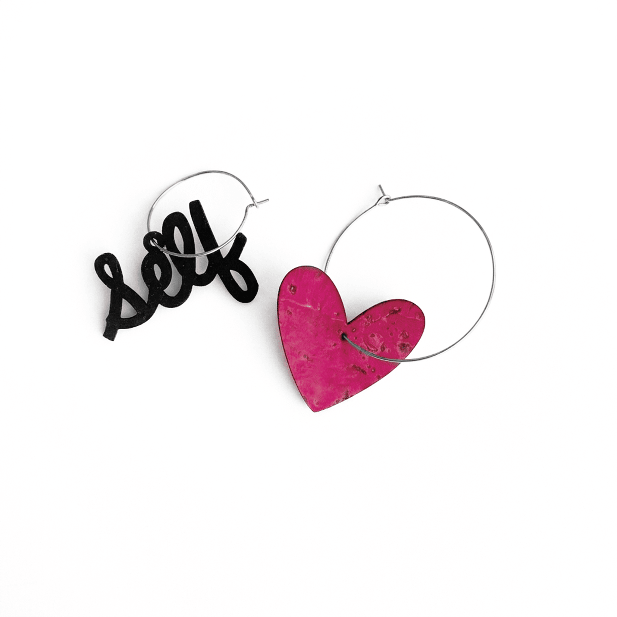 boucles d’oreilles dépareillées self love avec cœur rose et message noir créoles asymétriques en acier inoxydable sur fond blanc