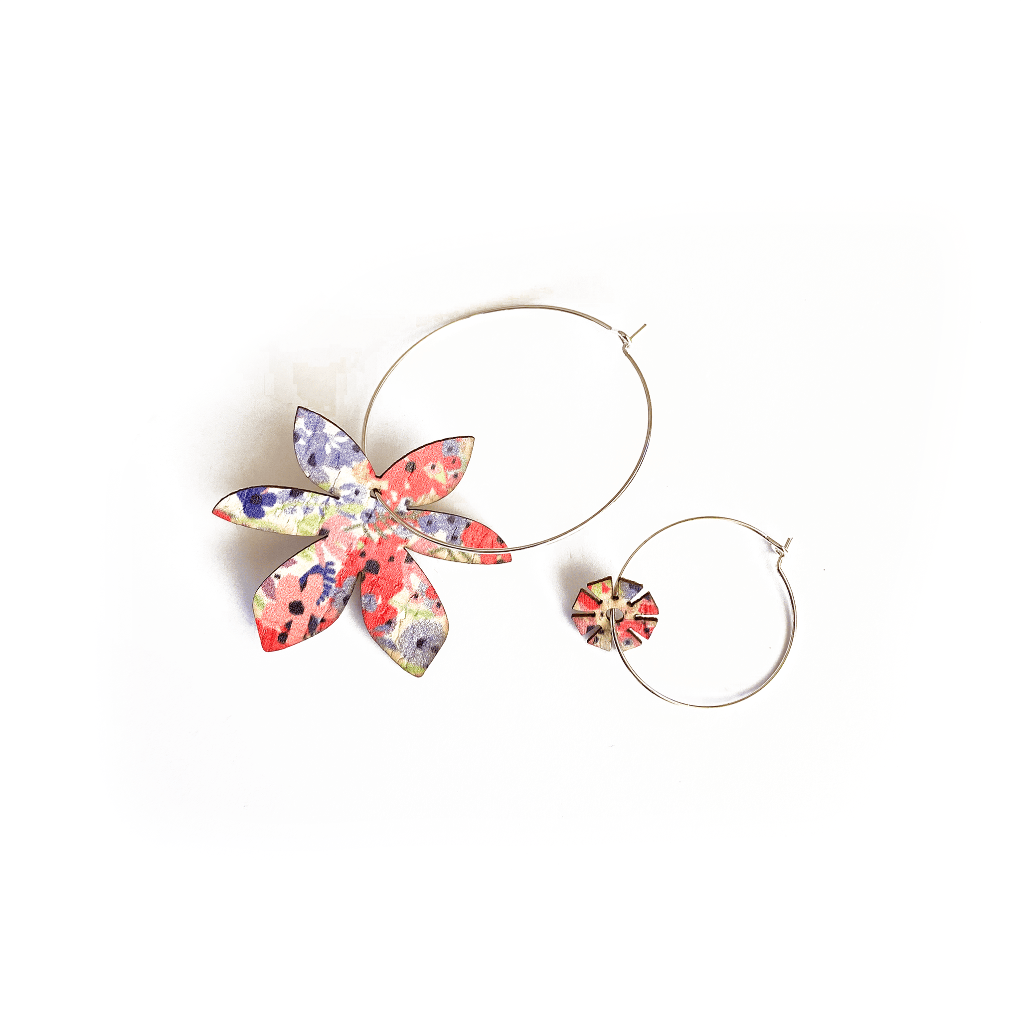 Boucles d'oreilles dépareillées florales argent : grande fleur multicolore et petite créole argent avec bouton fleuri assorti