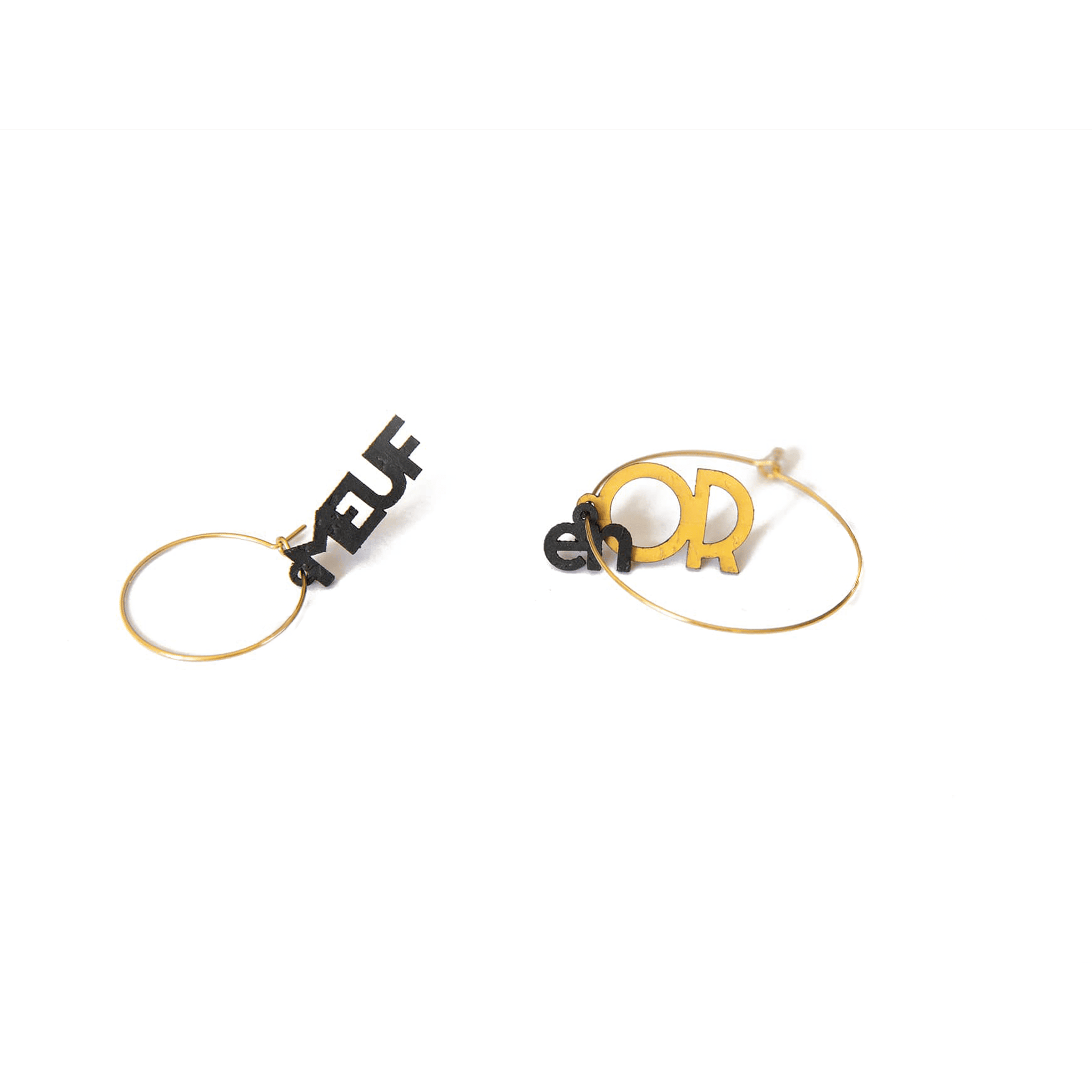 Boucles d'oreilles dépareillées Meuf en Or : créoles dorées fines avec pendentif MEUF noir et lettres OR dorées, fond blanc
