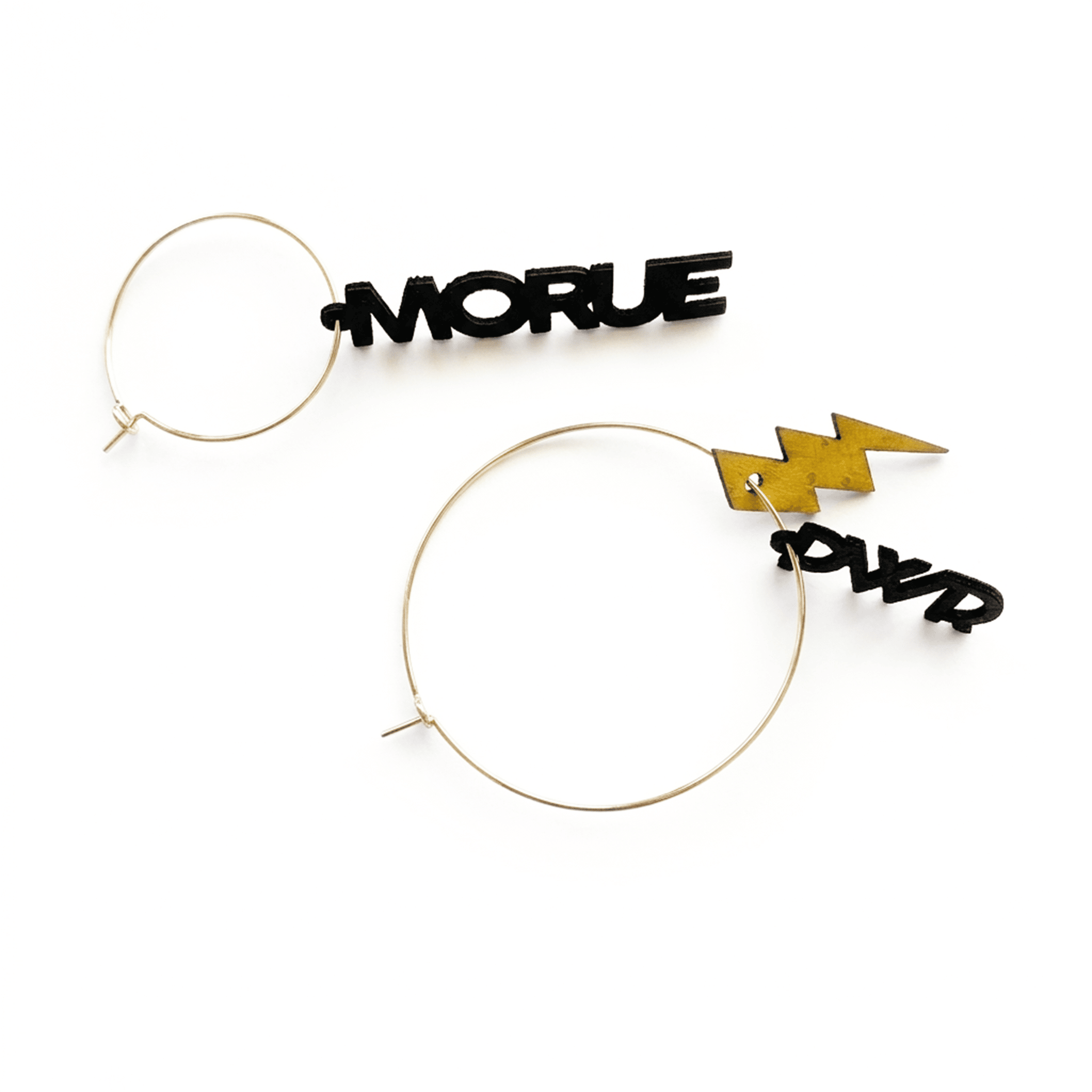 Boucles d'oreilles dépareillées dorées Morue PWR : grandes créoles fines or avec pendentifs texte noir et éclair doré
