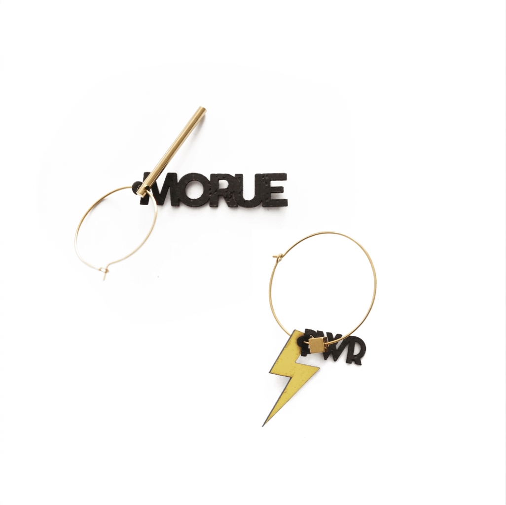 Boucles d'oreilles dépareillées dorées Morue PWR : créoles or avec pendentif texte noir, éclair doré et charm barre dorée
