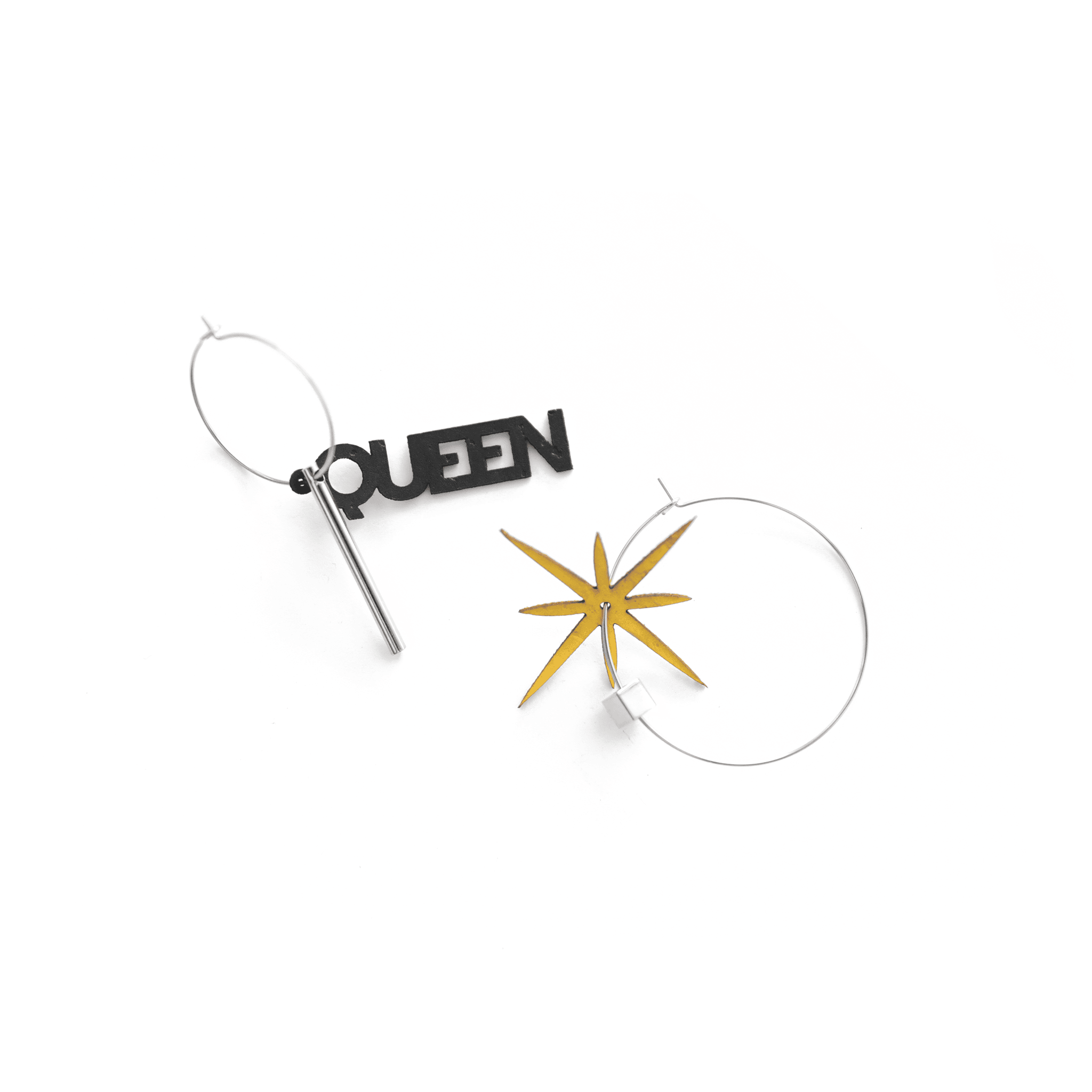 Boucles d'oreilles dépareillées Queen argent : créole avec texte QUEEN noir et charm barre, créole étoile dorée huit branches