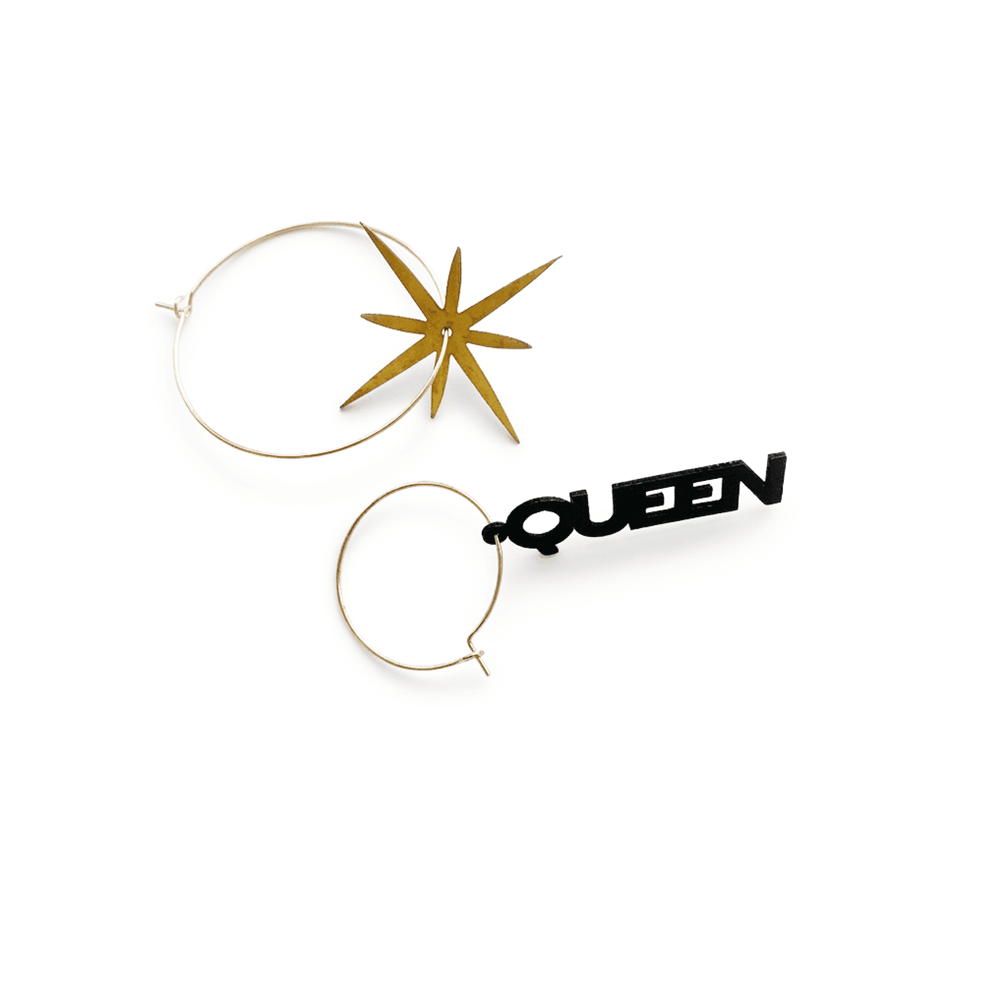 Boucles d'oreilles dépareillées dorées Queen : créoles fines or avec étoile huit branches et pendentif texte QUEEN noir