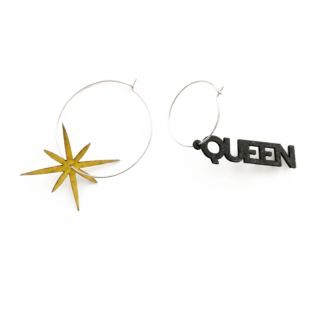 Boucles d'oreilles dépareillées Queen : créoles argent avec pendentif étoile dorée huit branches et texte QUEEN noir