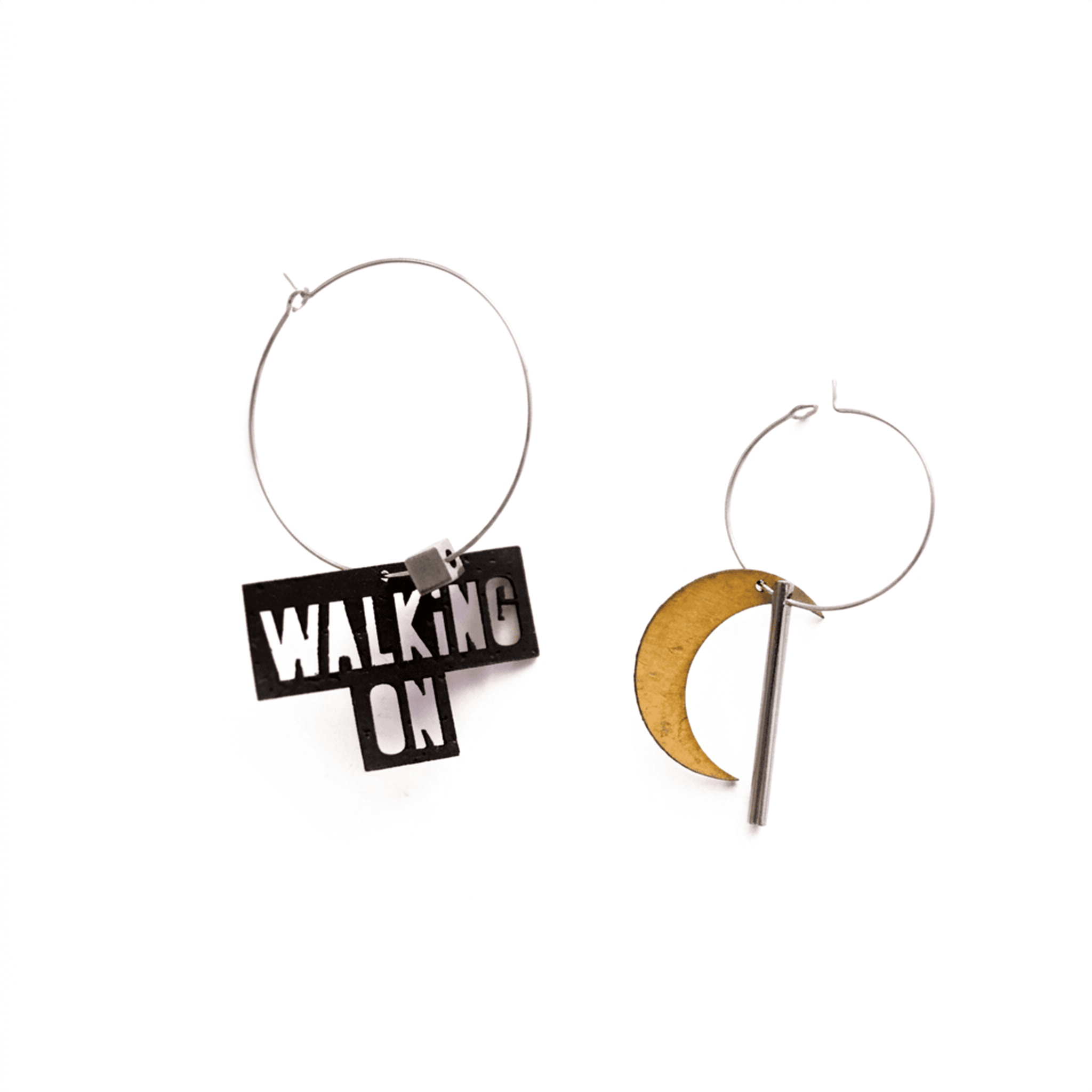 Boucles d'oreilles dépareillées argent Walking on the Moon : créoles fines avec pendentif texte, lune dorée et charms barres